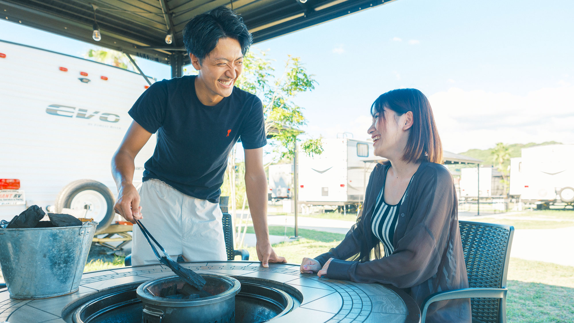 【夕食／BBQ】各トレーラー前の屋根付きのBBQスペースで、プライベートBBQを楽しめます♪