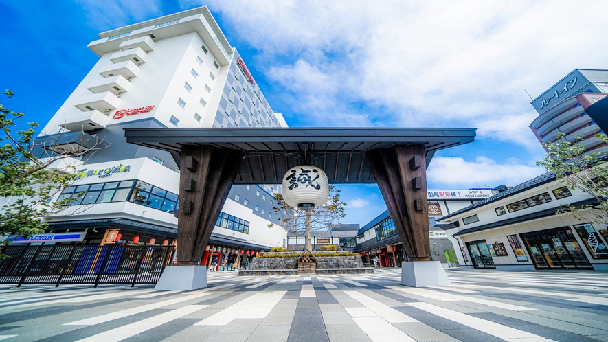 ホテルはJR函館駅中央口を出て左手すぐ徒歩約1分の距離大きな門に「誠」と書かれた提灯が目印