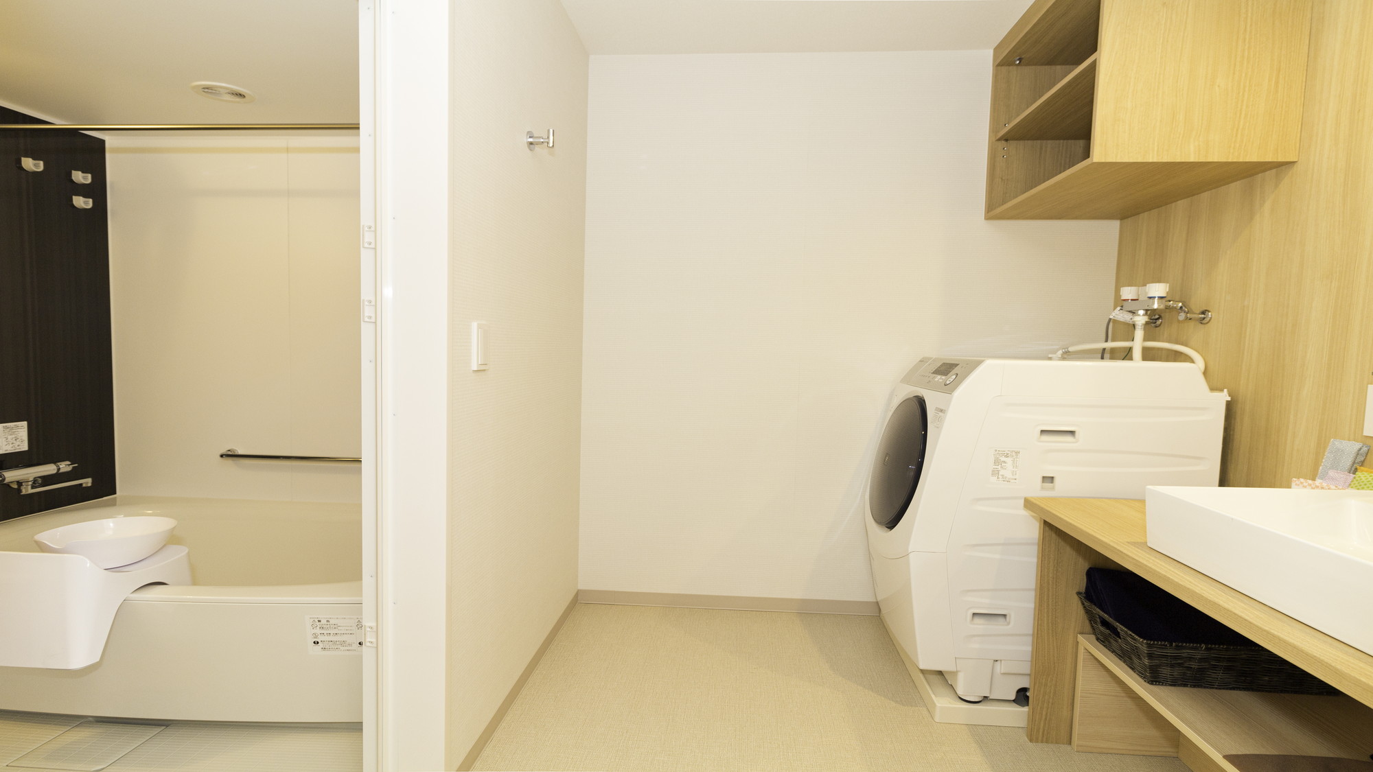 レジデンシャルルームは、キッチン・クローゼットと生活家電(洗濯乾燥機・冷蔵庫・掃除機等)が備え付け
