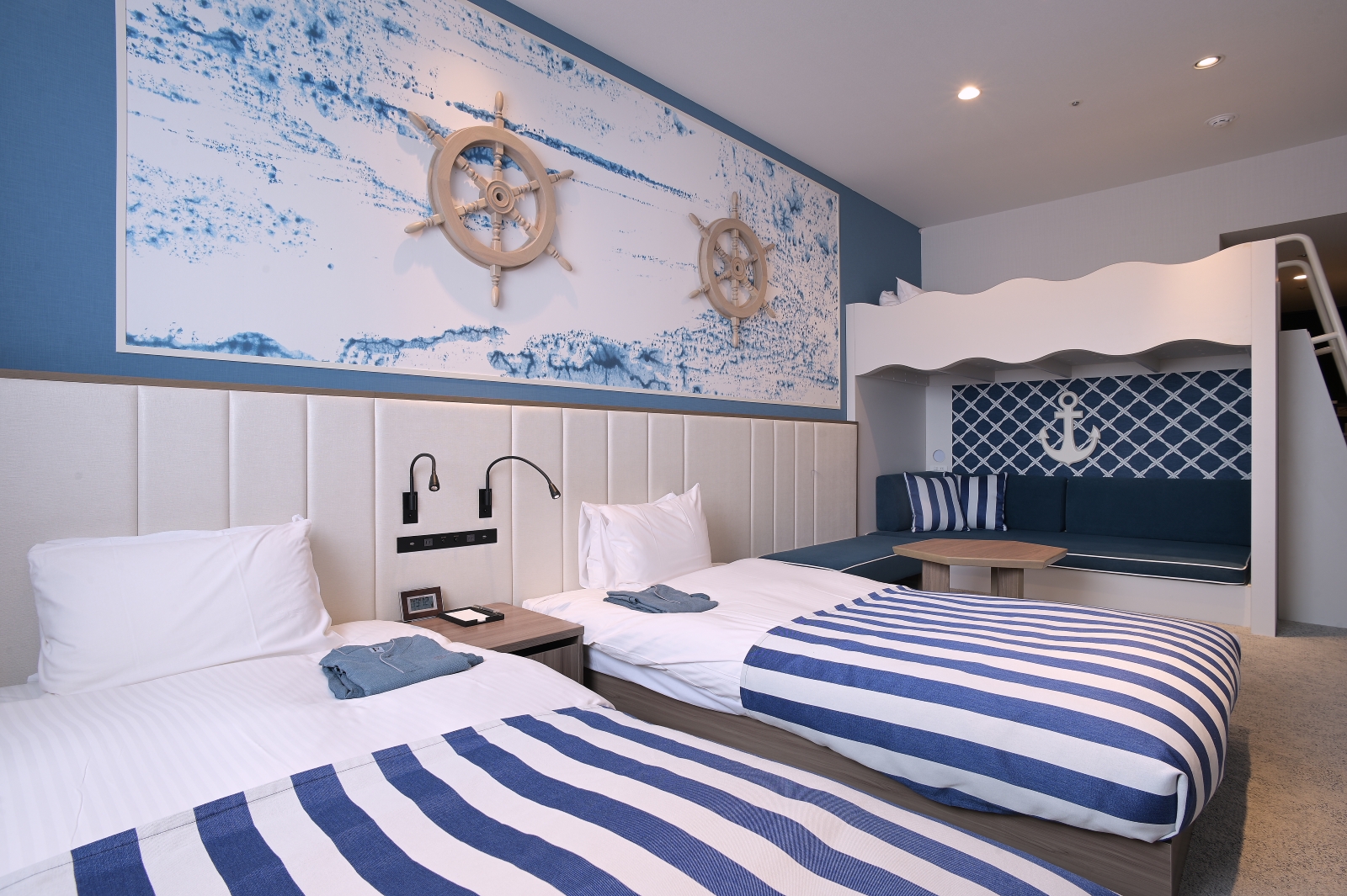 ファミリーオーシャンビュールームは二段ベッド含め、最大4名様までご宿泊可能!!