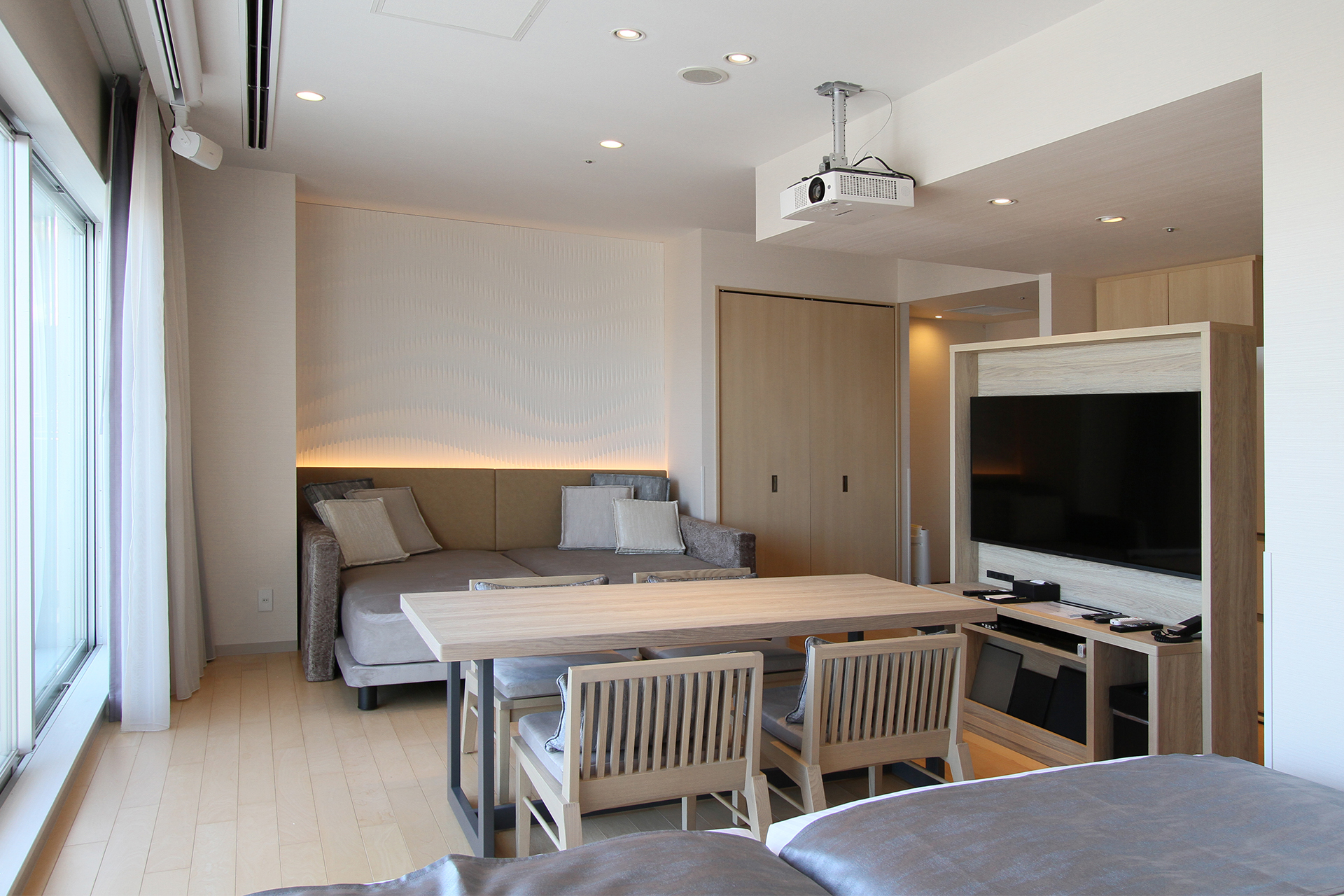 プレミアムファミリー・シアタールーム＜銀花＞はソファーベッド2台含め、最大4名様までご宿泊可能!!