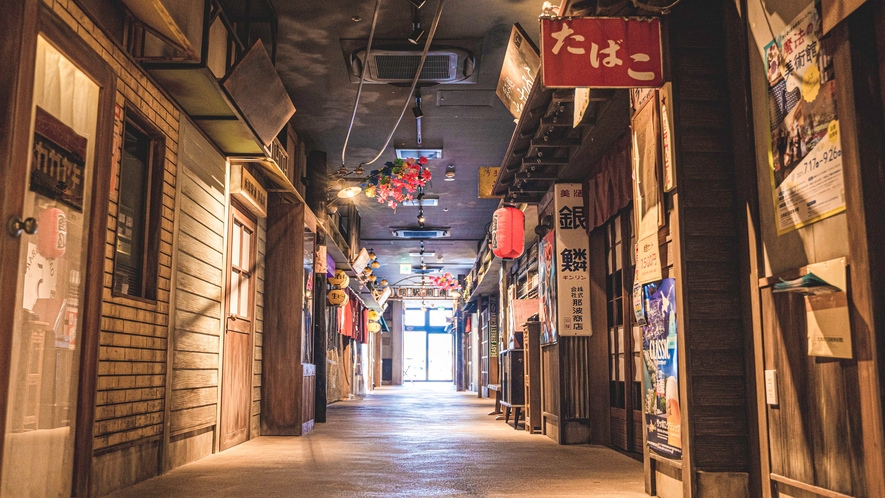 函館駅前横丁にはお土産屋や飲食店など複数の店舗が集まっています(函館駅前横丁)