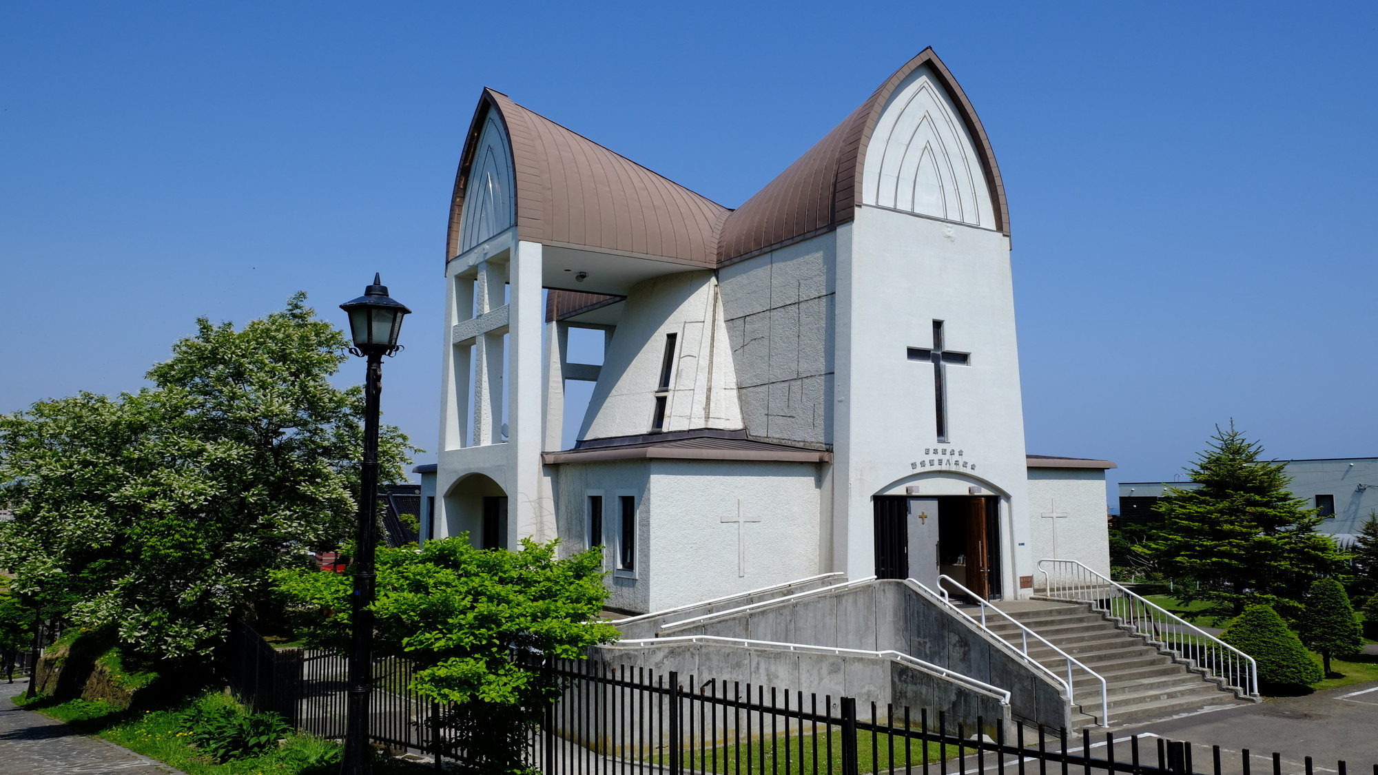 函館聖ヨハネ教会(茶色の十字形をした屋根が印象的、元町の有名な教会のひとつ)