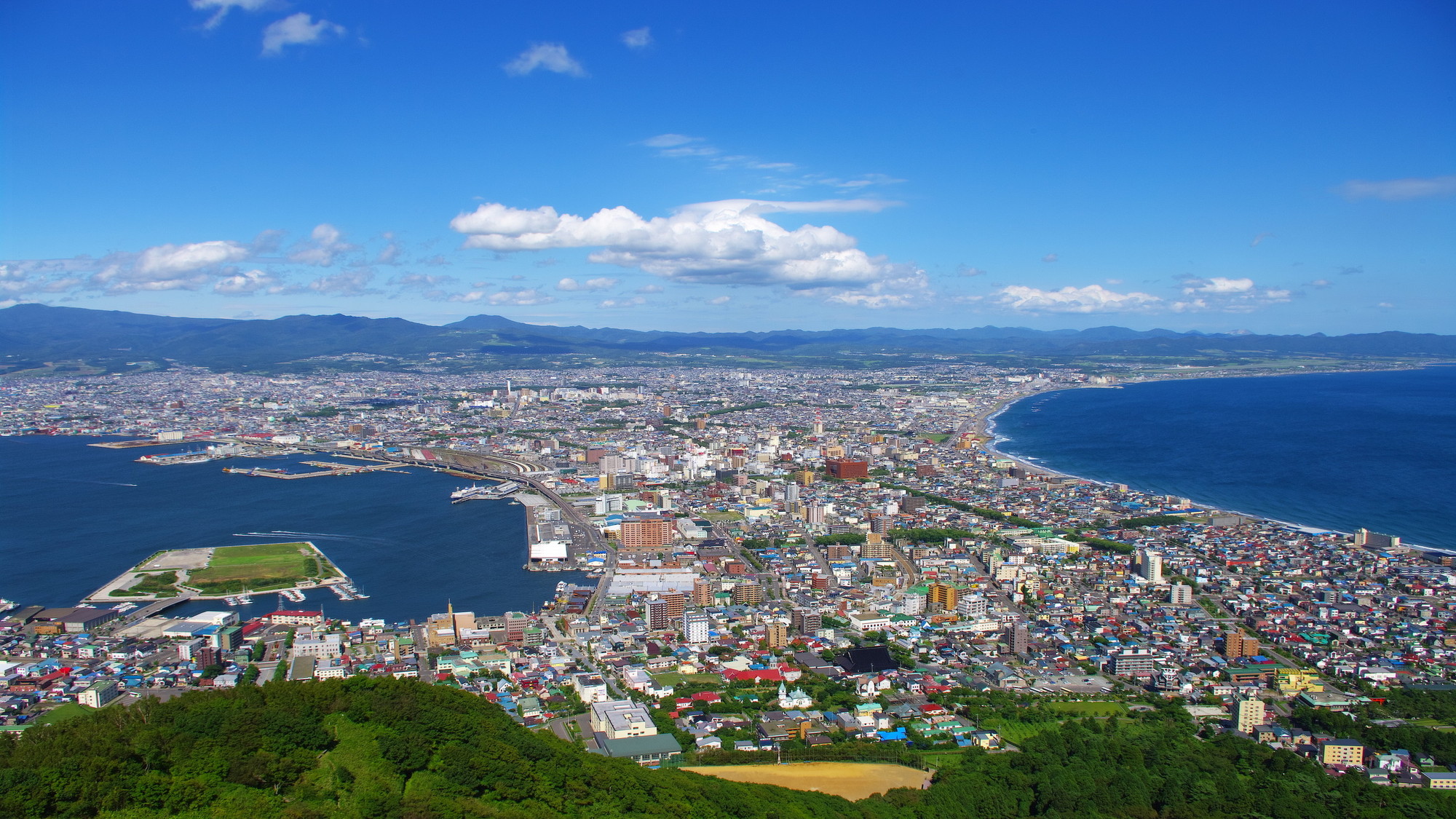 函館山山頂展望台からの昼景(お昼は混み合うことも少なく意外とオススメ)