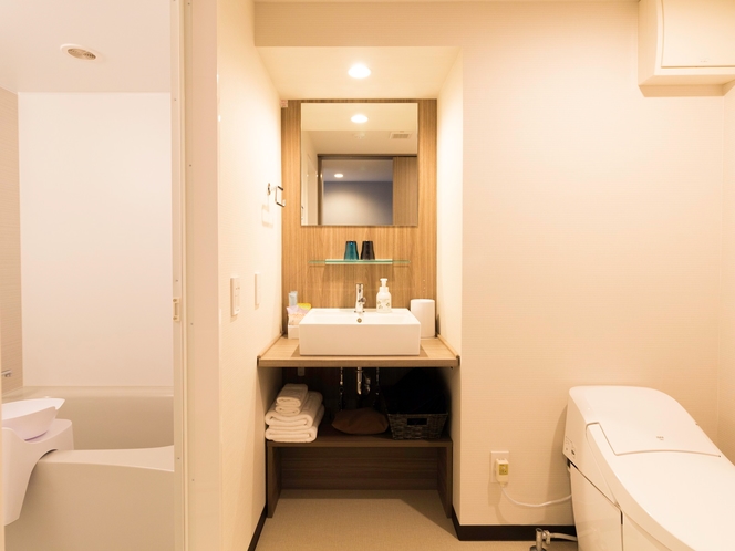 一体型バス&トイレ(バスルームとトイレは一つの入り口から※部屋によって若干配置等が異なります