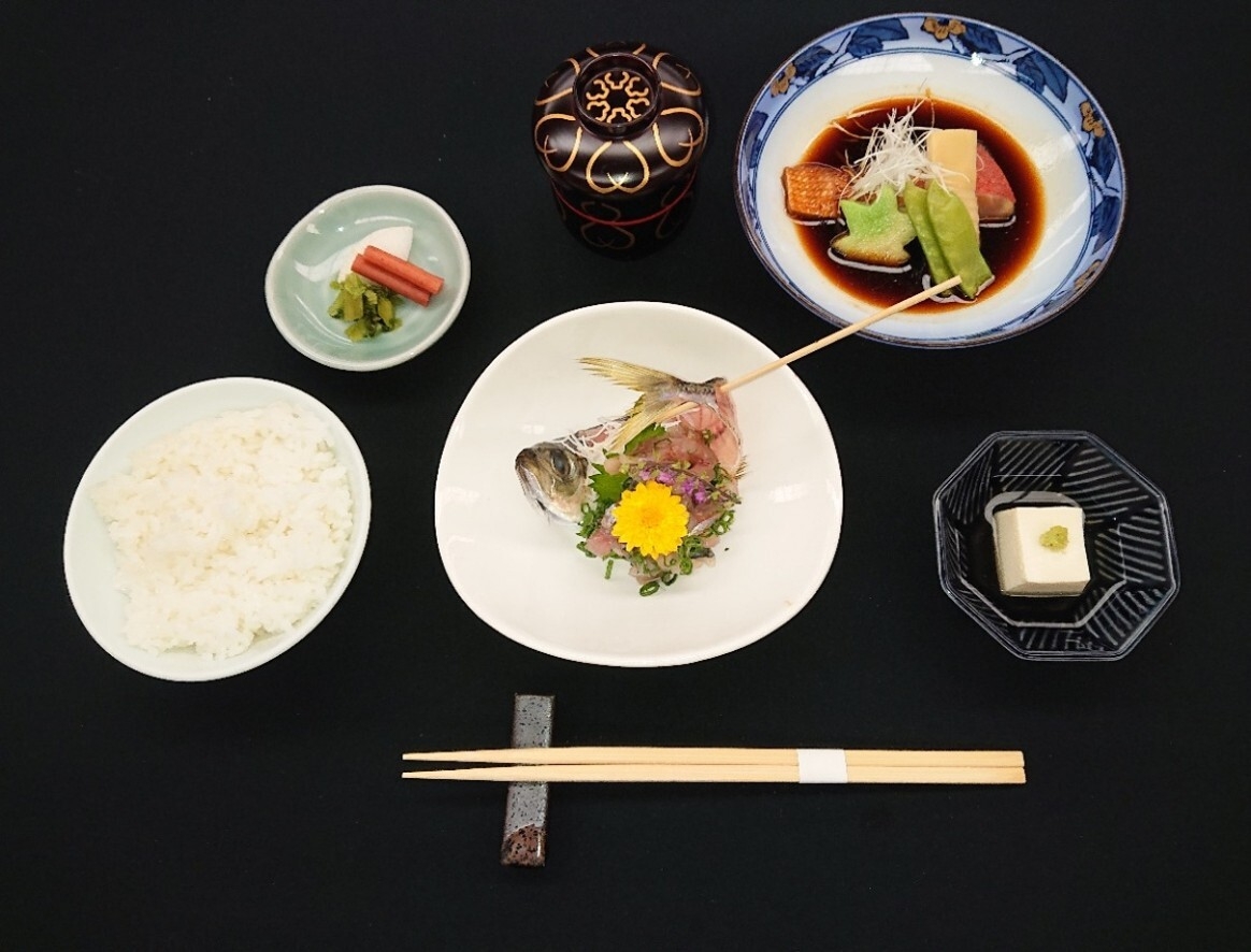 【期間限定】【金目鯛煮付けと鯵のたたき定食】付きプラン　1泊夕食付  〔17時迄送迎無料〕