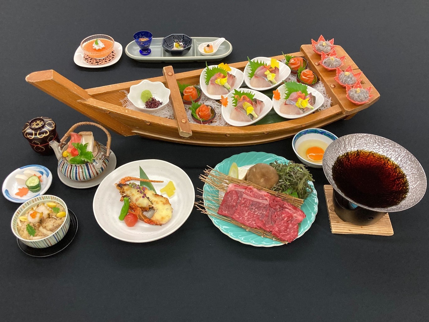 【夕食・朝食付】 ｜伊勢海老テルミドールとと国産牛すき鍋 地魚舟盛り特撰会席11月迄