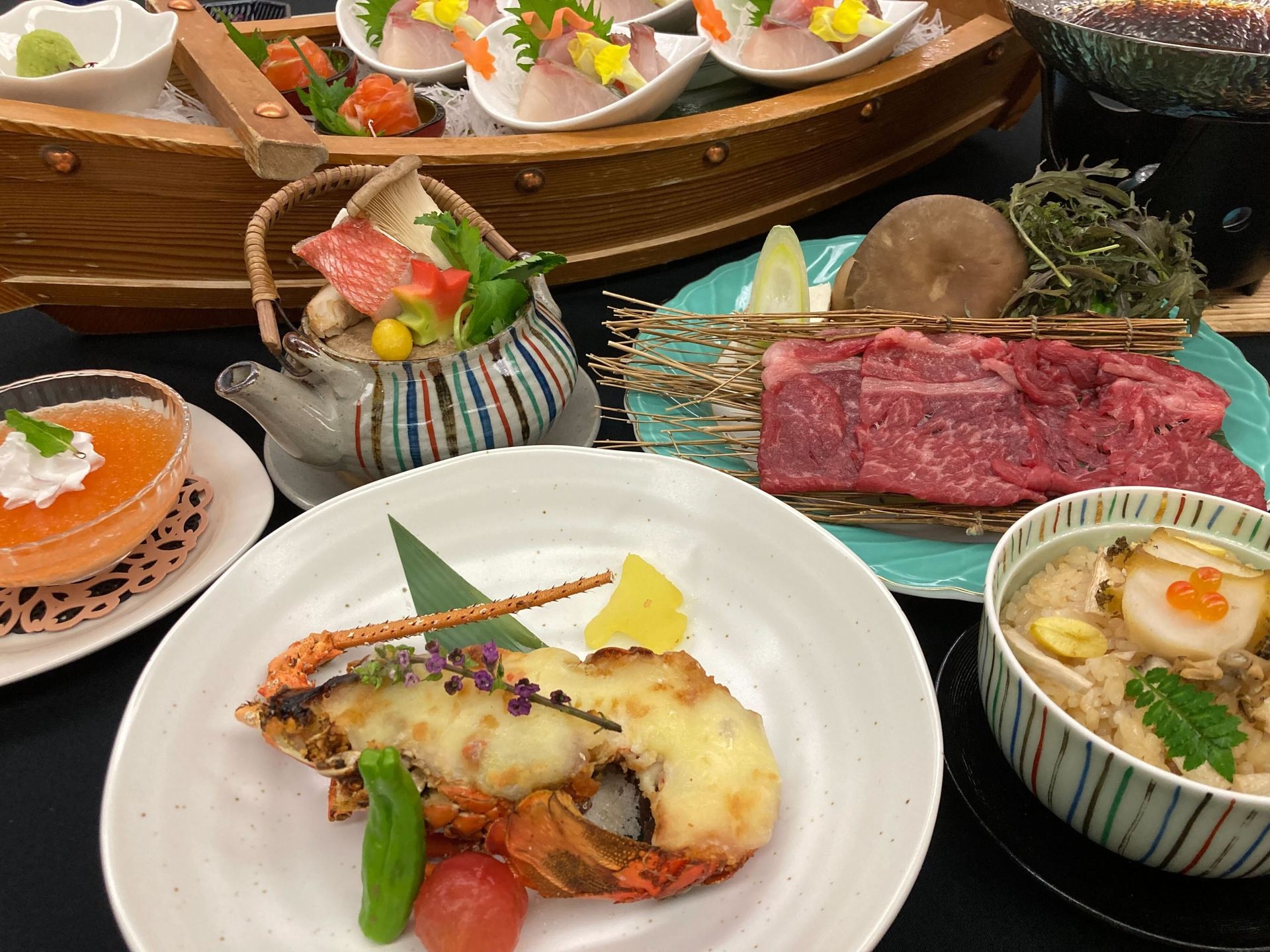 【夕食・朝食付】 ｜伊勢海老テルミドールとと国産牛すき鍋 地魚舟盛り特撰会席11月迄