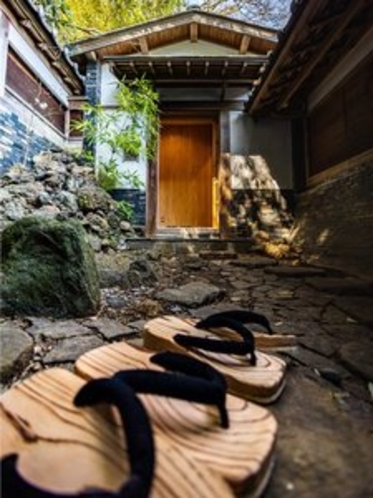 竹の間　浴室への小径