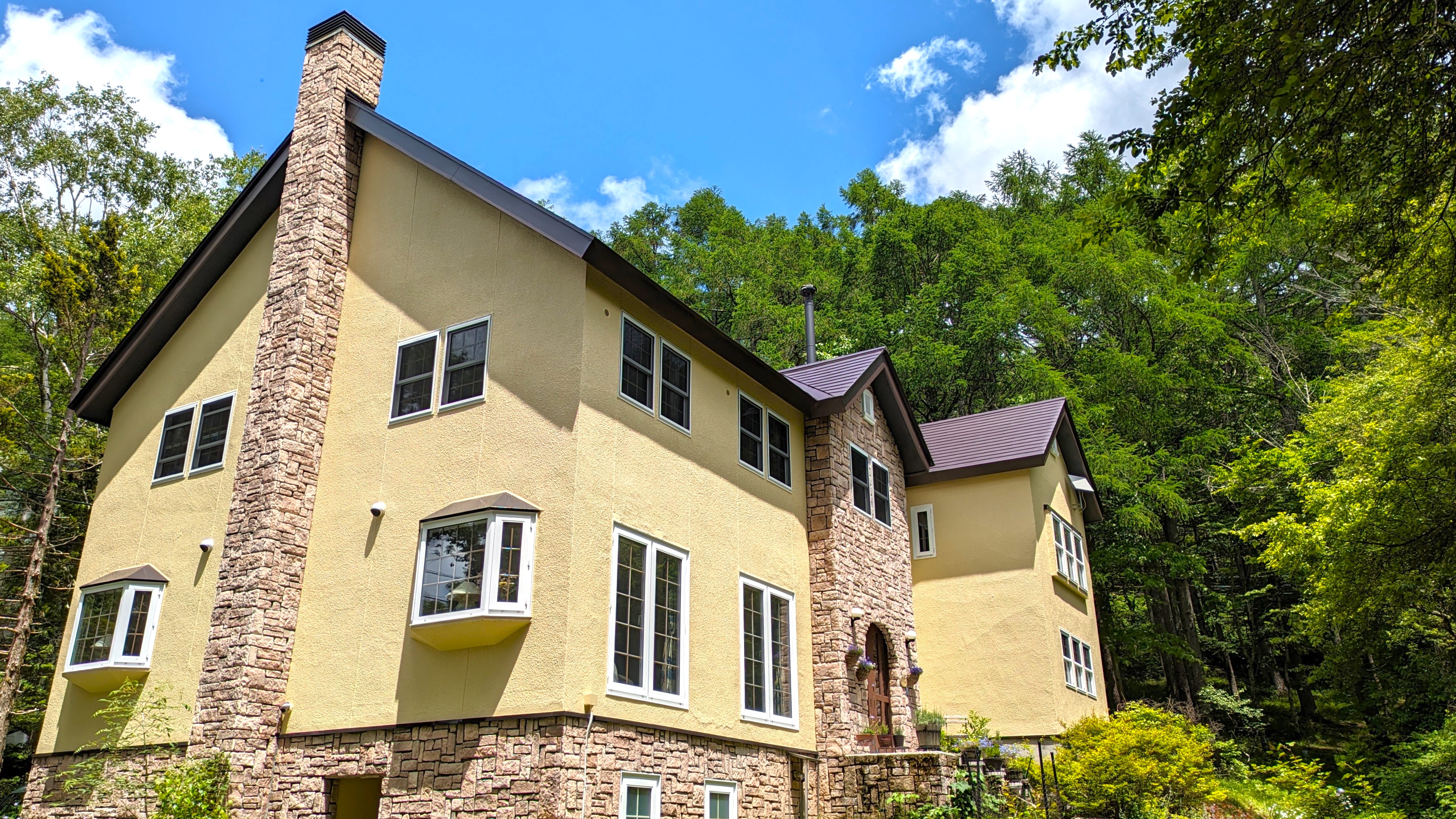 2022年11月に屋根・外壁改修工事を実施。英国コッツウォルズ地方のハニーイエローの建物をモチーフにしました。