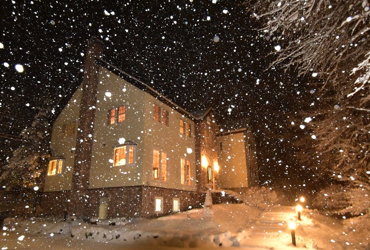 雪降るブルーベルコテージ