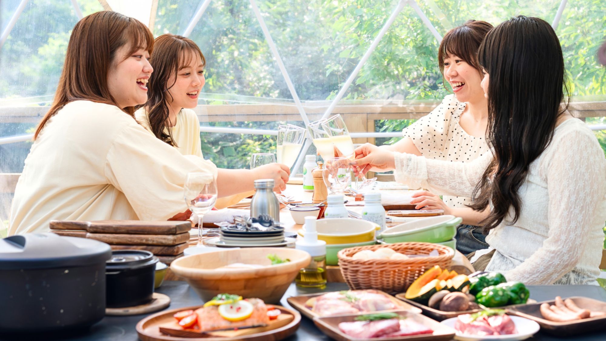 春の陽だまり、乾杯から始まる最高の休日。