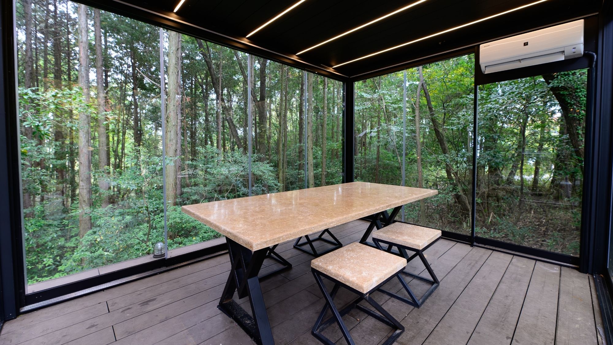 冷暖房完備で、夏は涼しく冬は暖かく、快適にお過ごしいただけます。