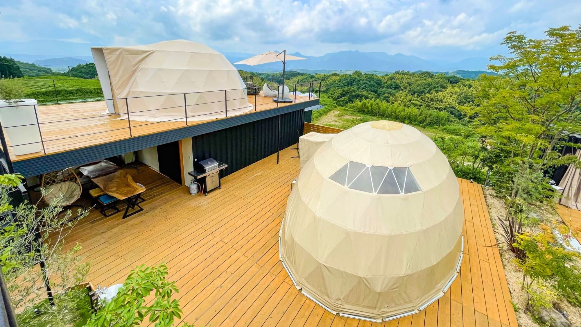 オーバル型とドーム型テントの2棟構造。2つのテントを使い分け、大人数でもプライバシーを確保できます。