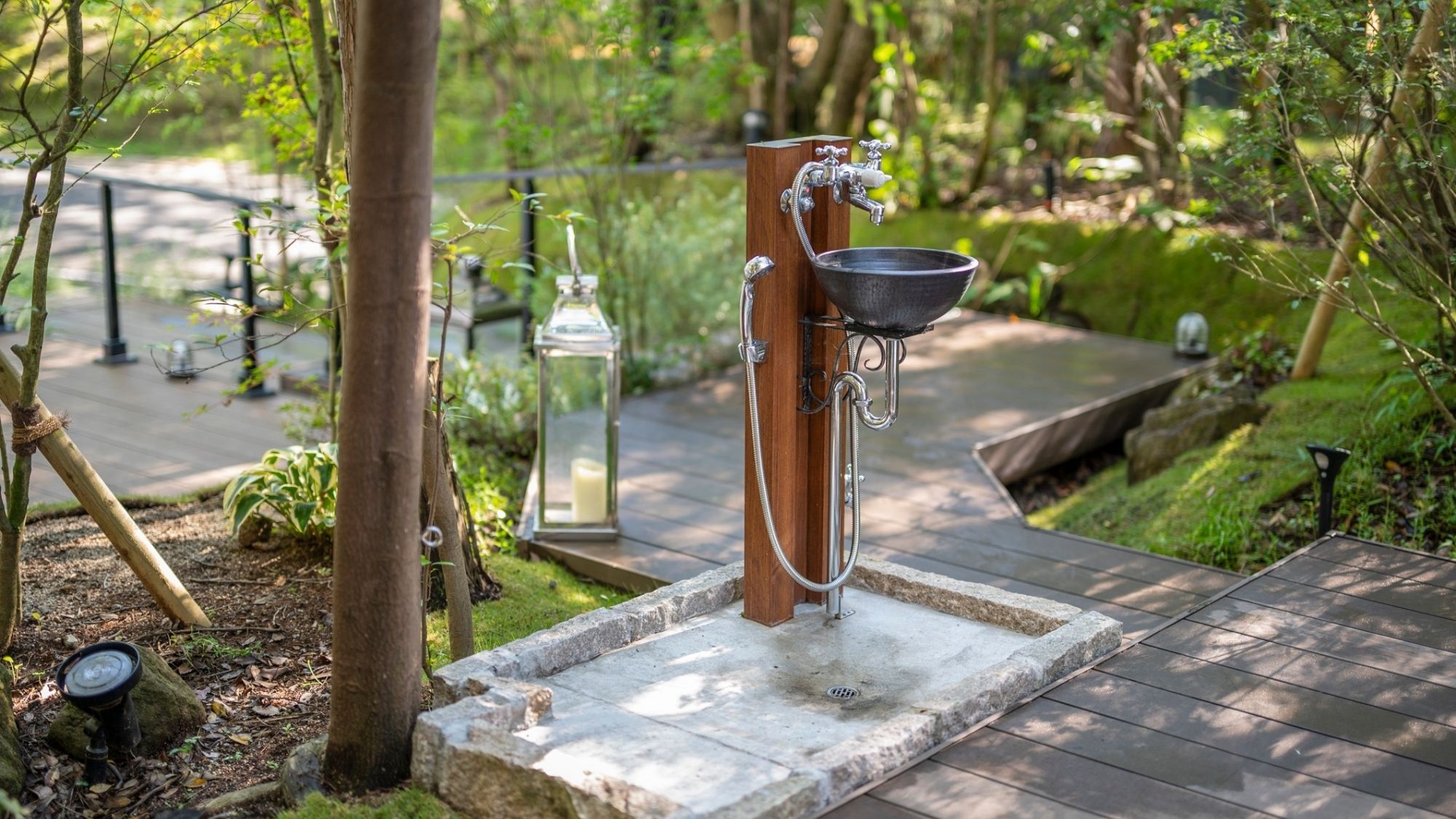 ドッグランで遊んだ後は足洗い場でスッキリ。愛犬も大満足の充実設備でストレスフリー。