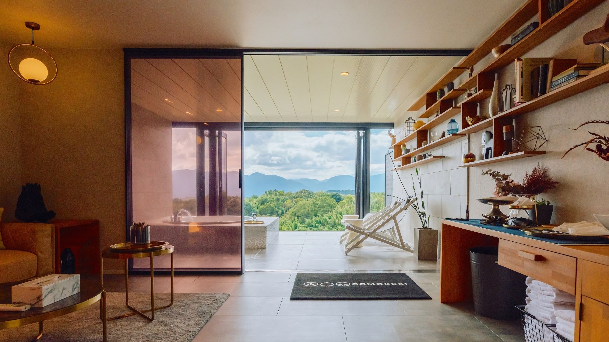 こだわりの家具と美しい景色。心まで解き放たれる優雅な休日を。