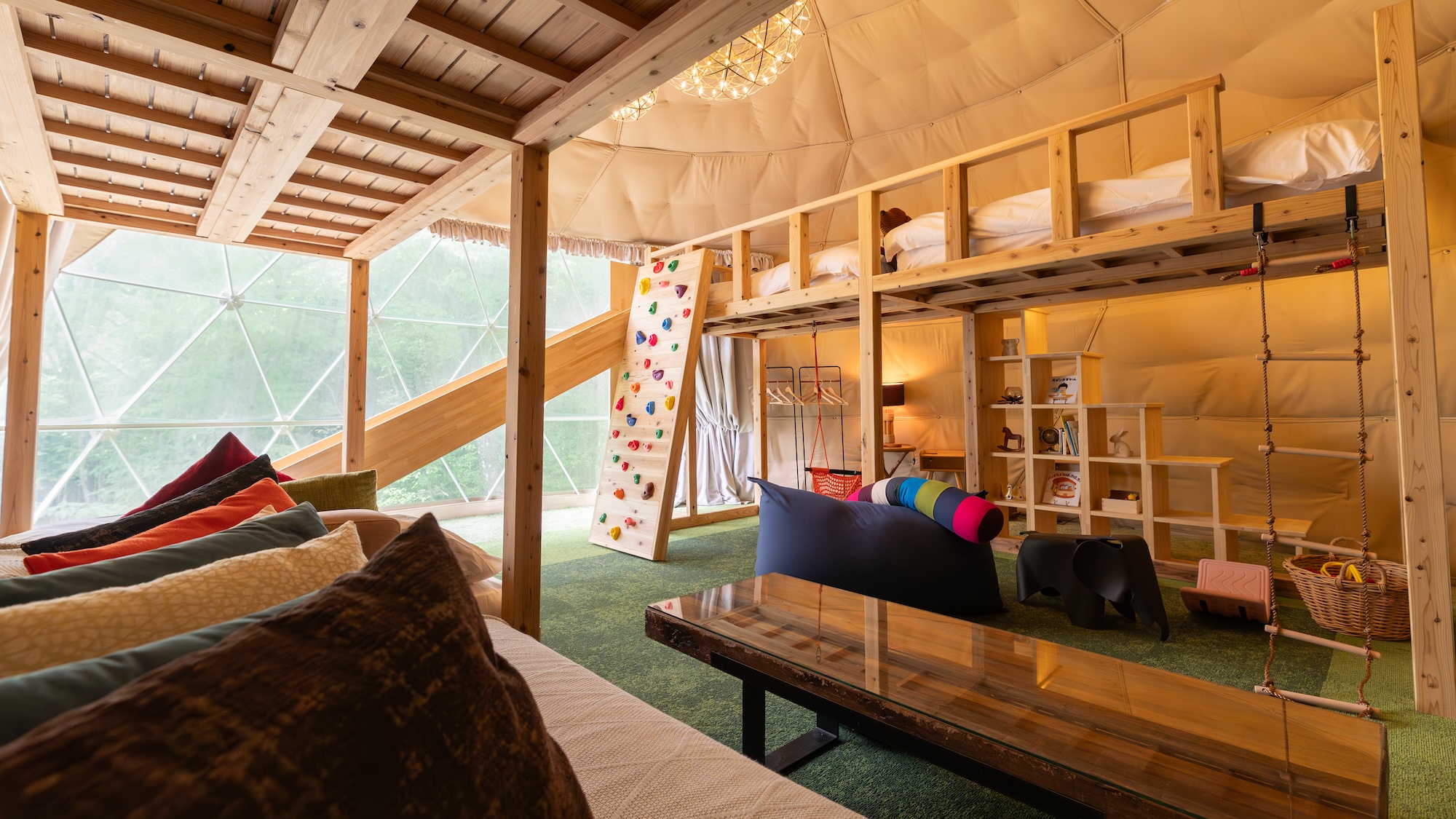 室内にはすべり台やボルタリング、その他お子様が楽しめるおもちゃなどを設置しております。