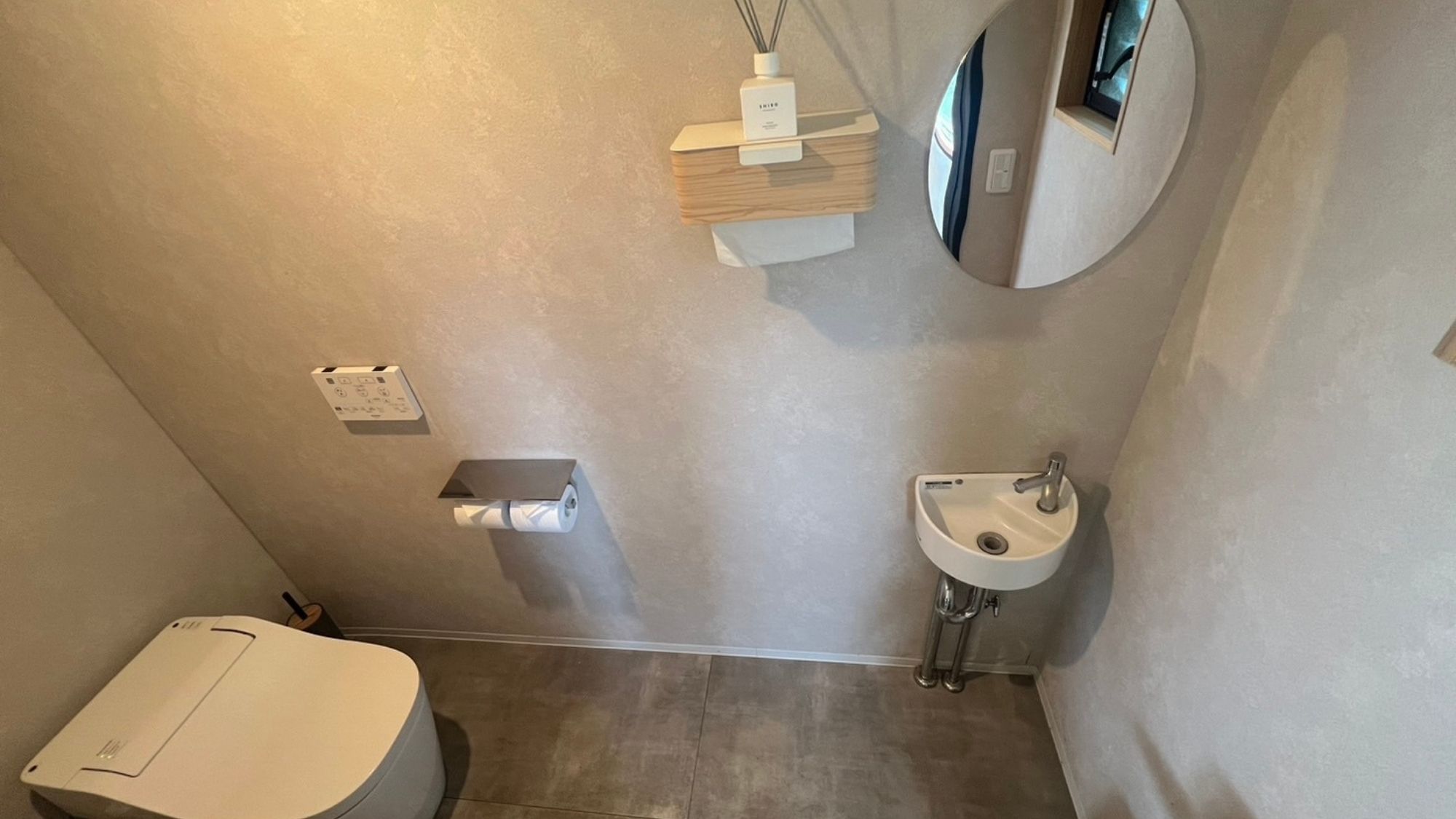 客室内に専用トイレを完備。ディフューザーの優しい香りに包まれた、清潔で落ち着いた空間。