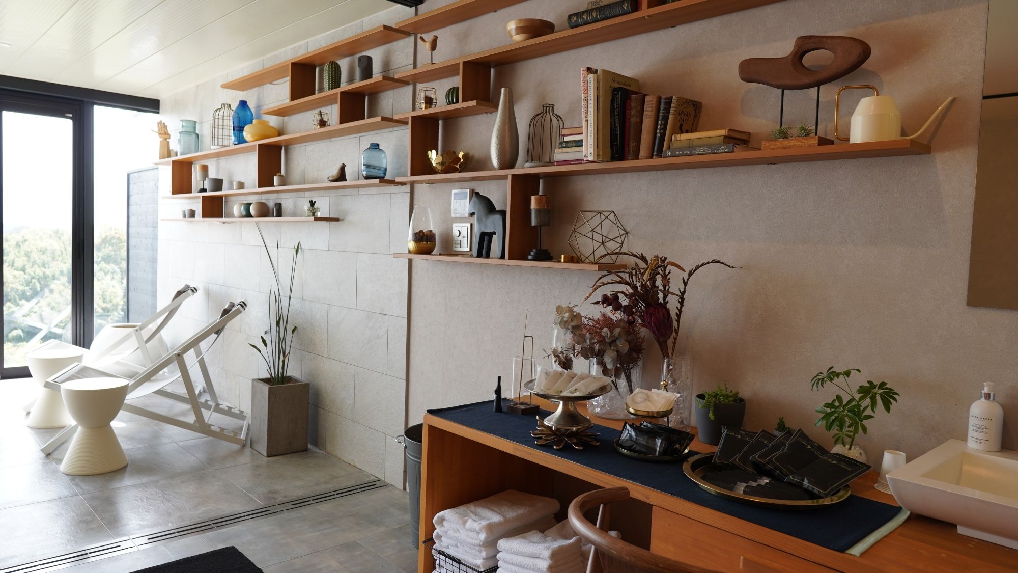 窓外の緑と調和するナチュラルな内装。心安らぐアートな空間で、自分らしい時間を。