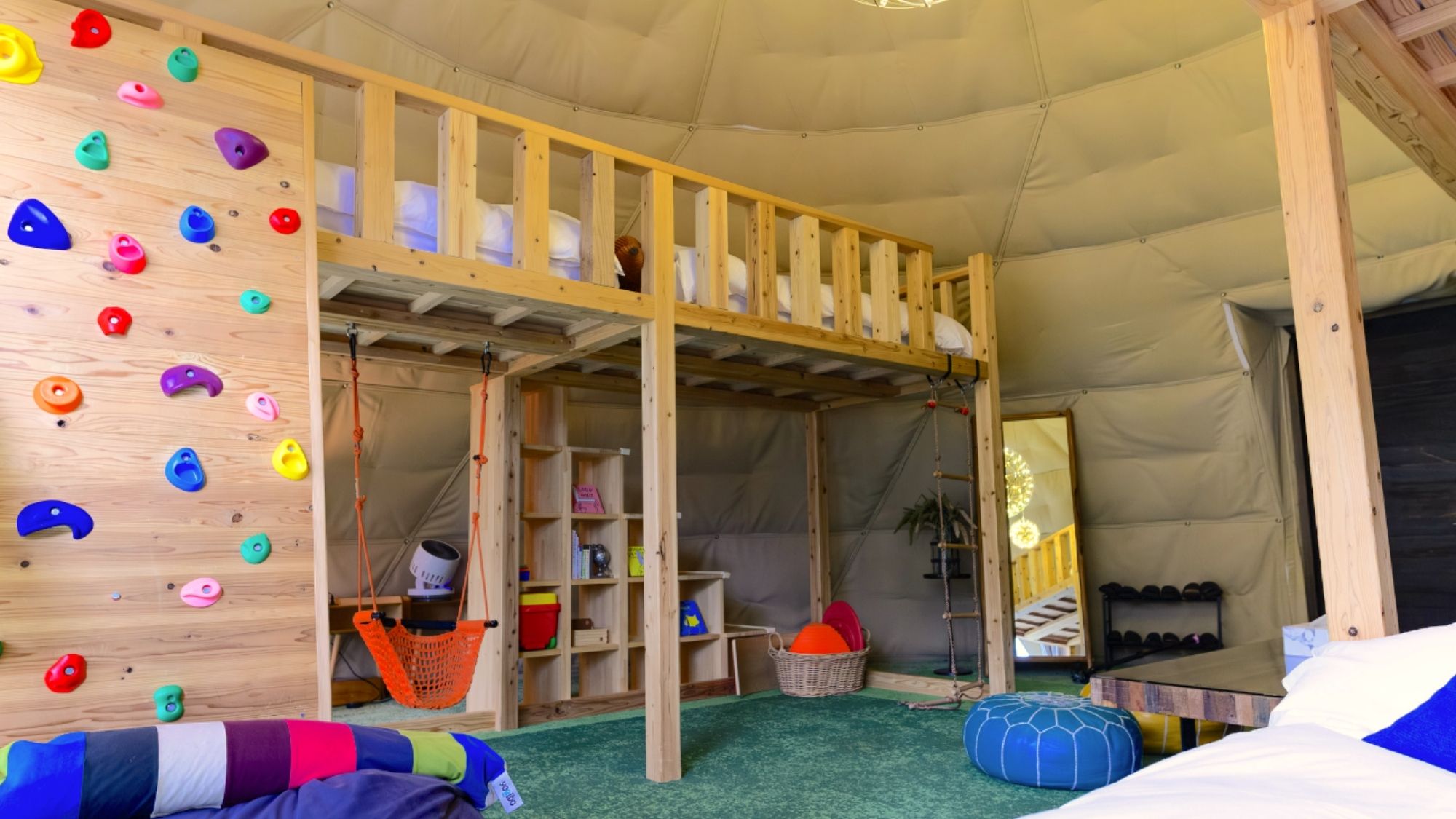 室内には2段ベッドやソファがあり、お子様が遊んでいる様子を見ながらお寛ぎいただけます。