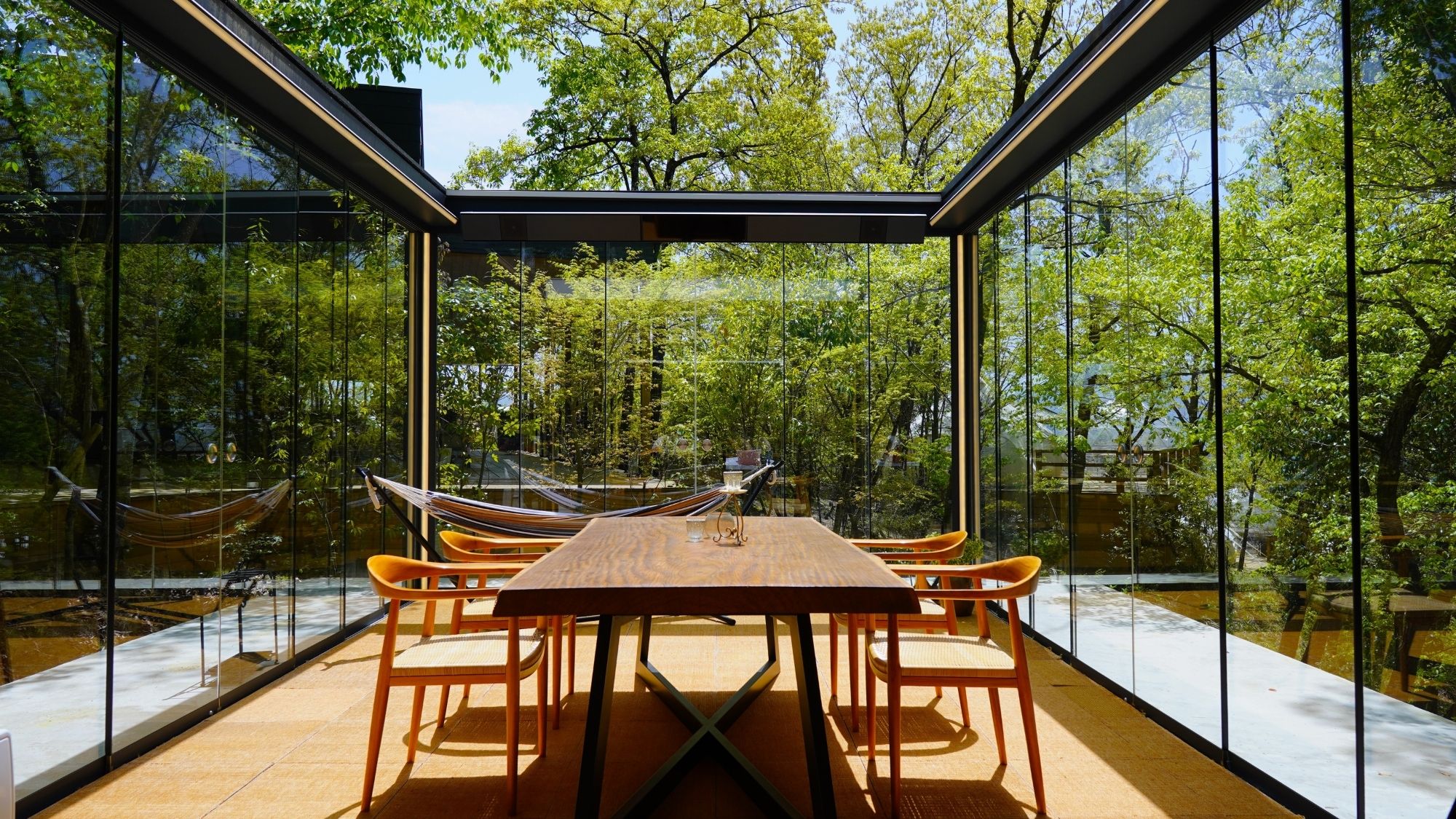 天井が開き、空と繋がる驚きの仕掛け。陽光と風を直接感じる、圧倒的開放感のダイニング。