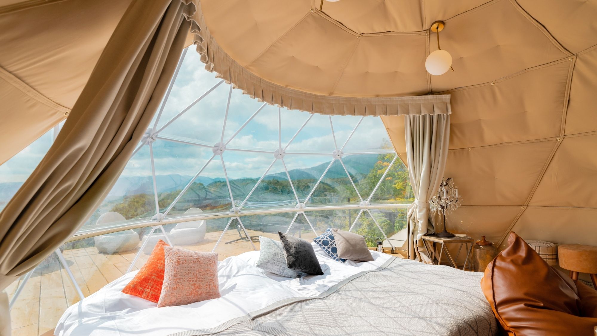 大きな窓から光が差し込む開放的なドームテント。目覚めは小鳥のさえずりと共に。