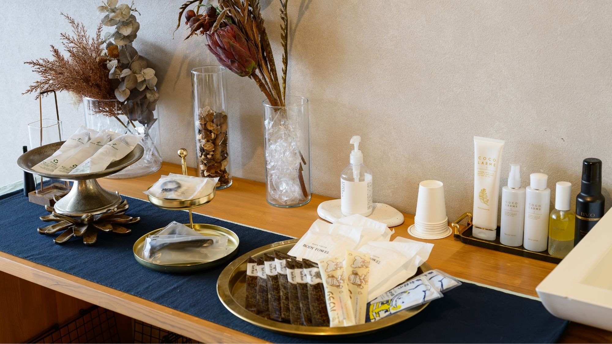 スキンケアからタオルまで完備。おしゃれなアメニティに囲まれる、心ときめく滞在。