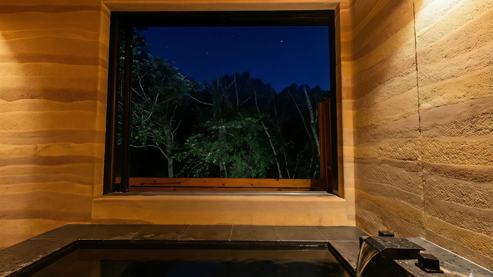 夜の静寂に包まれて。美肌湯に浸かり、旅の疲れを癒やす至福のひとときを。