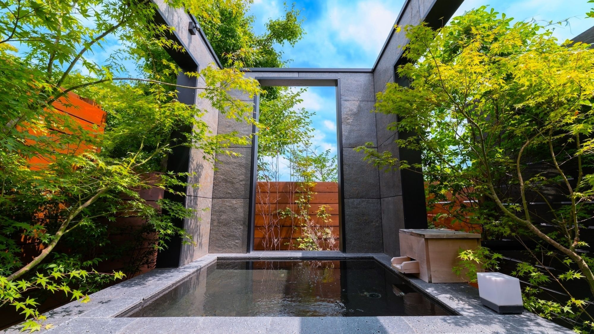 客室専用の露天風呂。湯布院の空と緑を独り占めする贅沢な時間をお過ごしください。