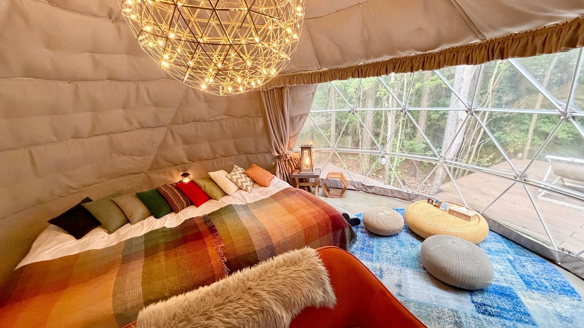 最大5名様まで愛犬と宿泊OK。シングルベッド3台完備、4名からはマットレスを追加いたします。