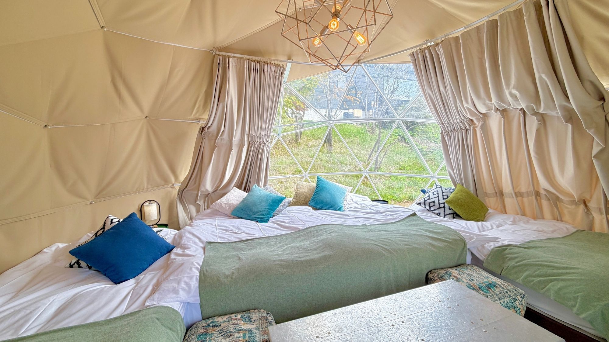 2名〜4名様までご宿泊可能。カップルやグループで、自然の中でごゆっくりお過ごしください。