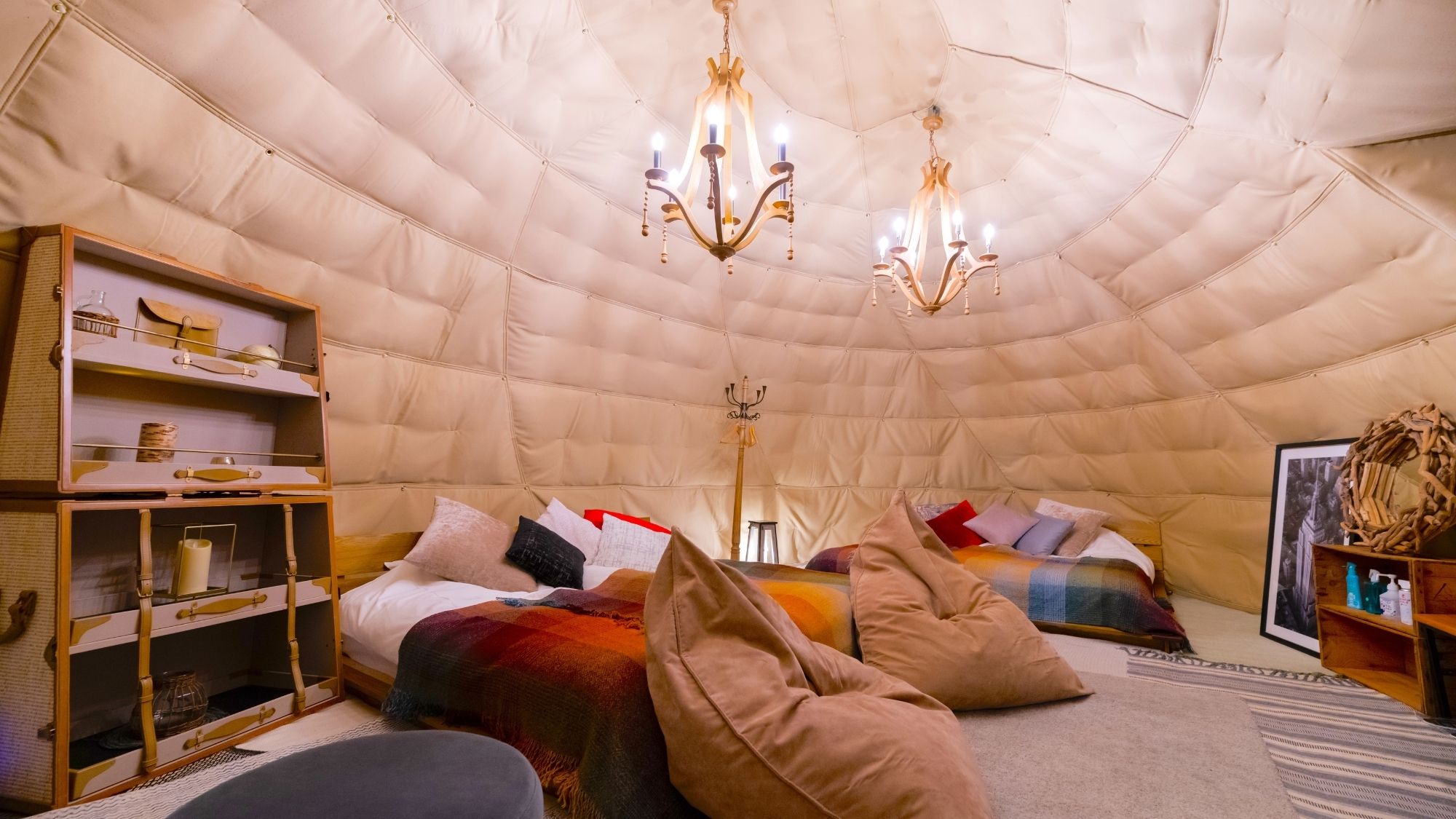 オシャレな家具とふかふかのクッション。デザイン性の高い空間で、心ゆくまで寛ぐ贅沢。