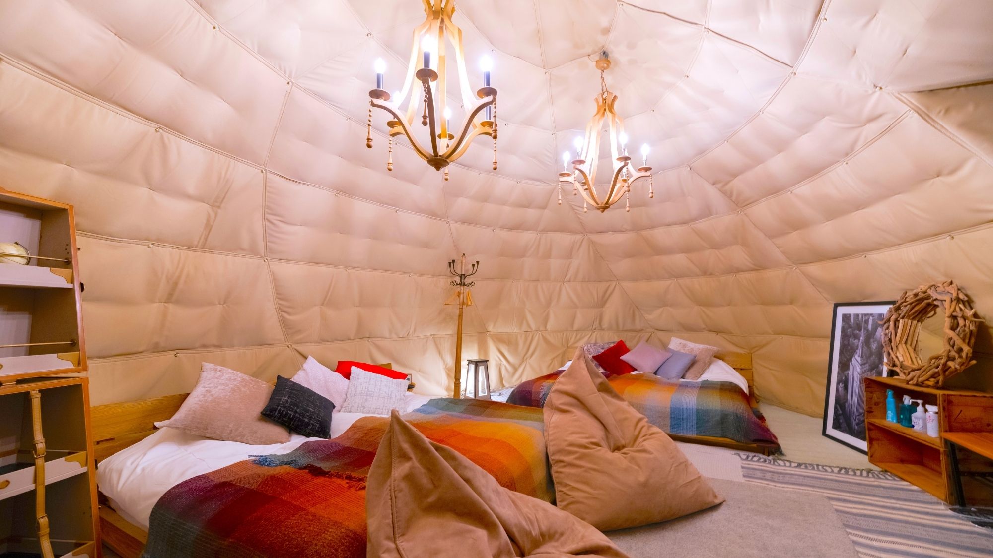 1階のオーバルテント室内。楕円形の特徴利用した、広々とゆとりのある空間です。