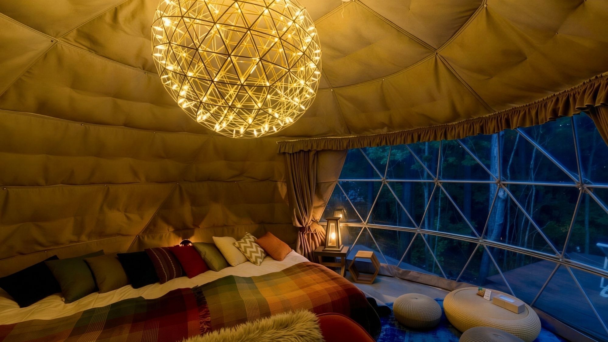 夜は温もり溢れる隠れ家へ。優しい灯りの下、愛犬と寄り添って語り合う穏やかな時間を。