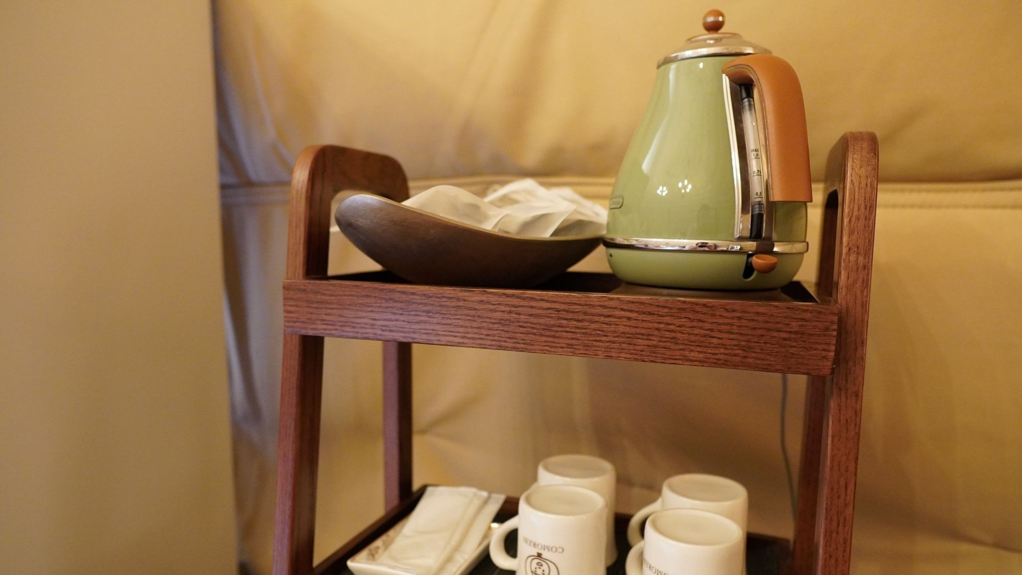 レトロ可愛いケトルとCOMOREBIのロゴ入りカップ。お気に入りの一杯を淹れて楽しむ、お部屋カフェ。