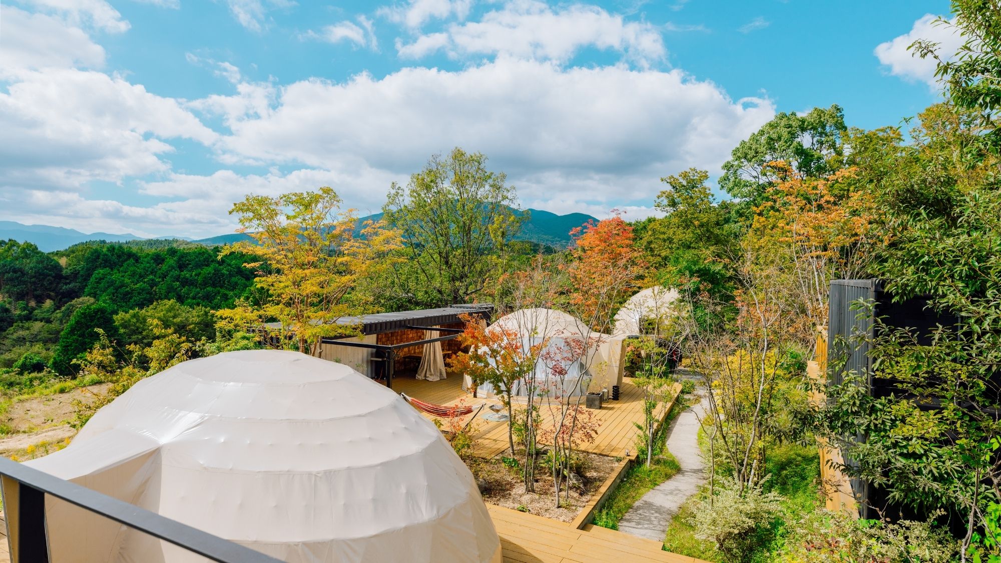 湯布院の自然に溶け込むドームテント。開放感あふれる空間で、贅沢な時間を過ごせます。