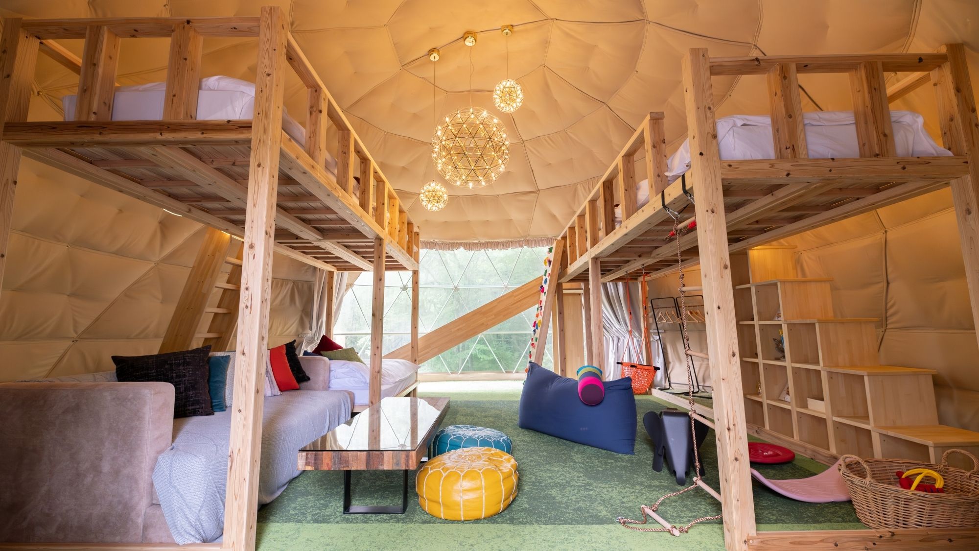 最大7名様まで泊まれる8mの大型ドーム。子どもたちも大興奮！室内キッズパーク付きのファミリールーム。