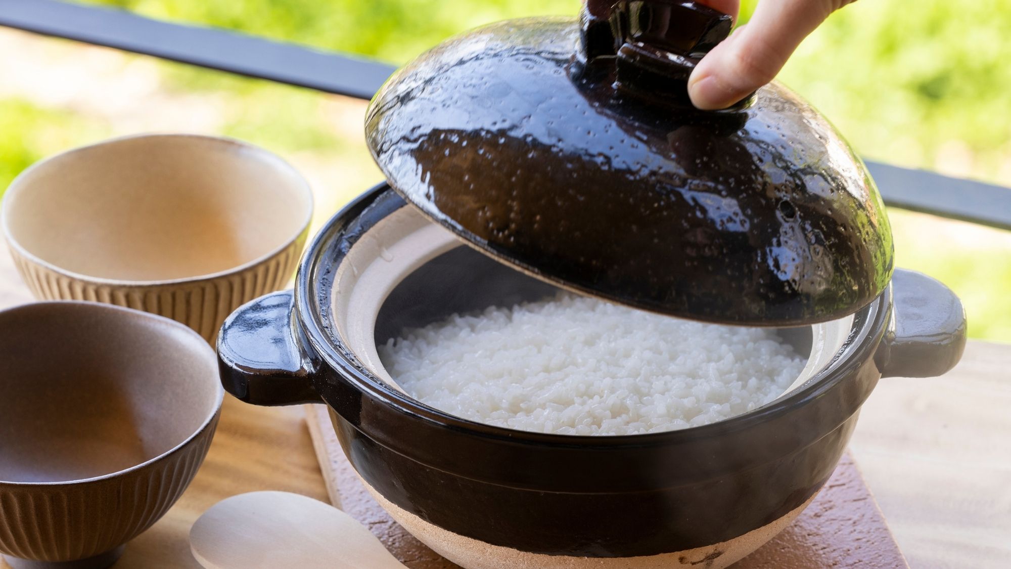 白ご飯は、『呼吸する土』と言われる伊賀の里で生産された土鍋を使って炊いております。