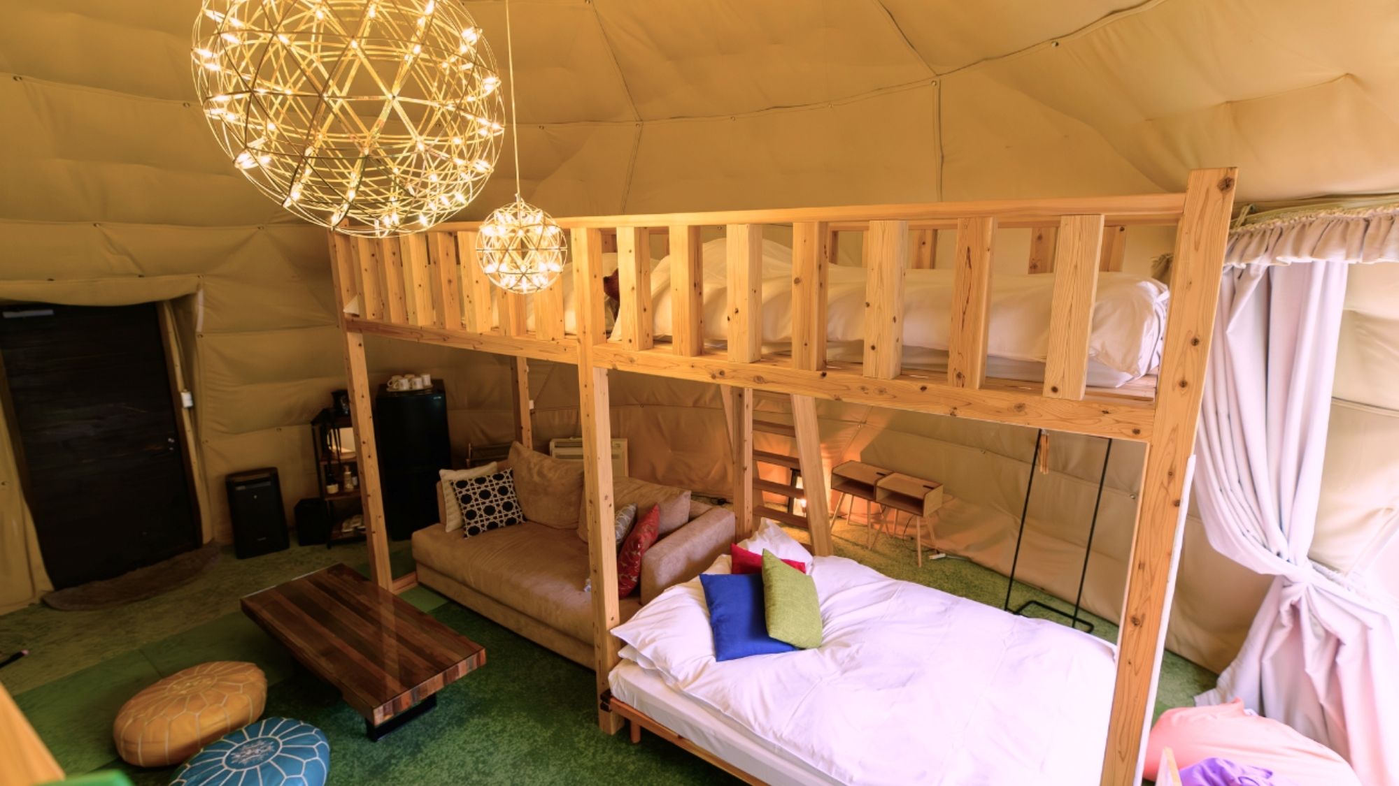 2段ベッドの他にソファベッドとダブルベッドも完備。最大7名様でゆっくりとお休みいただけます。