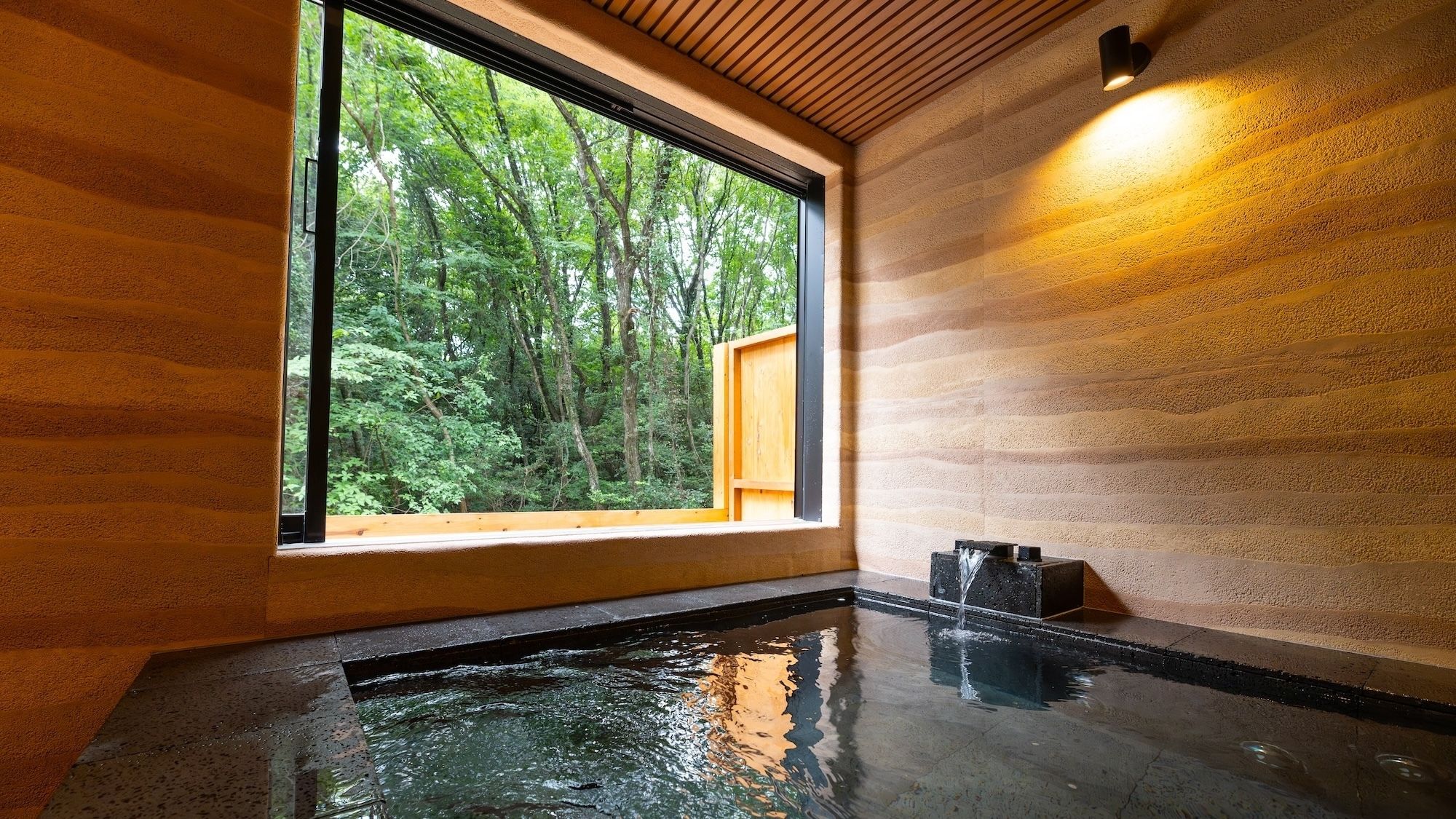 目の前は一面の森。開放感あふれる専用半露天風呂をお楽しみください。