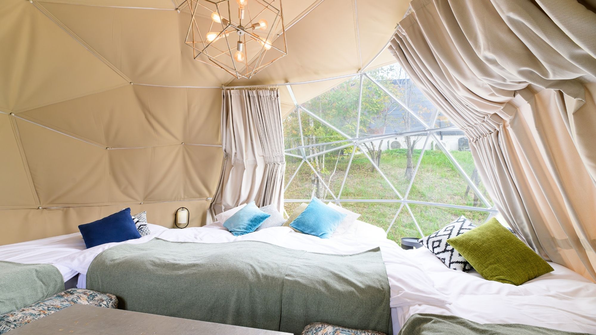 窓から光が降り注ぐ。明るく開放的なドームで過ごす非日常の滞在。