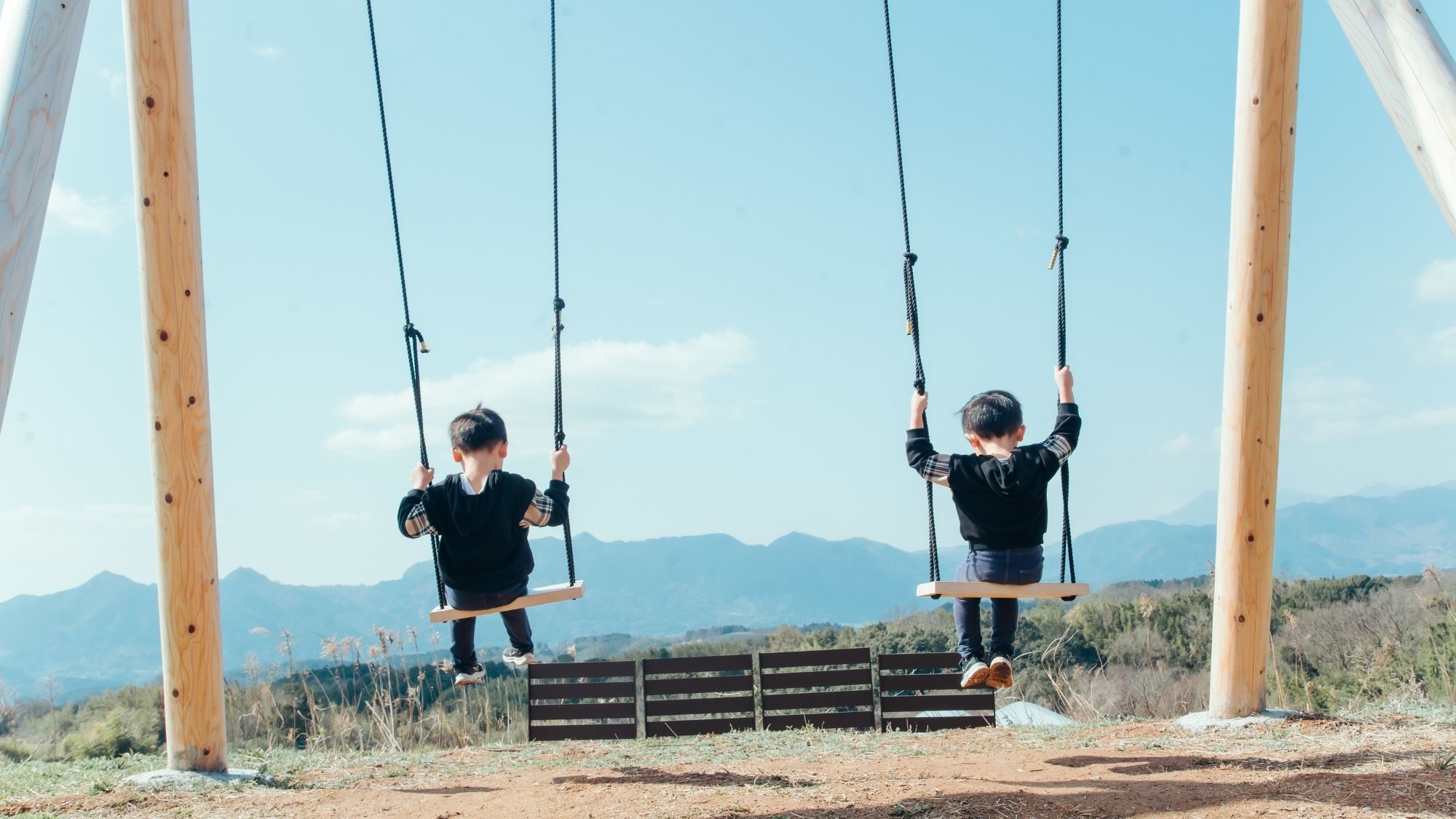 2人並んでゆらゆらと。丘の上の特等席。