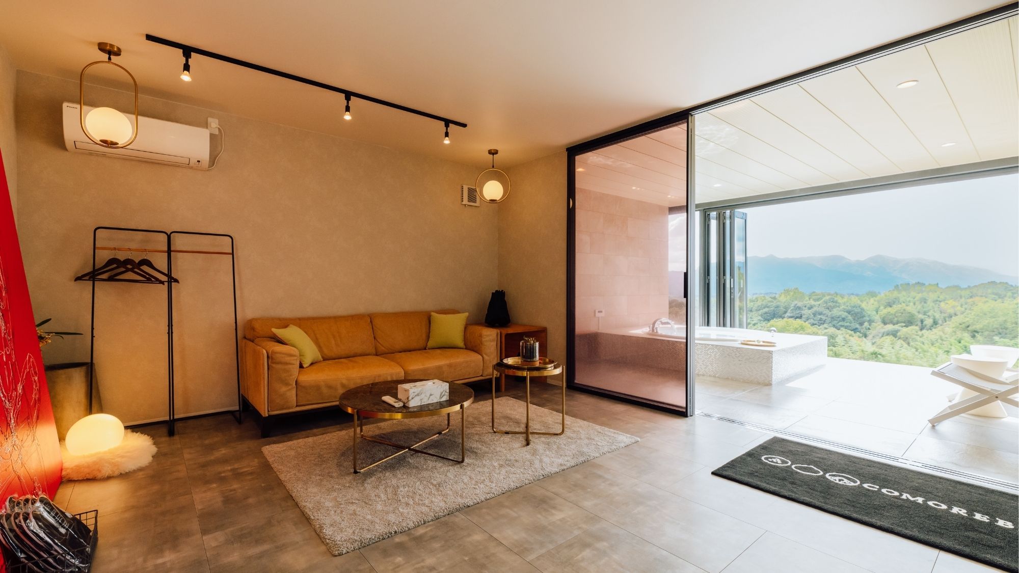 窓を開ければ大パノラマ。絶景を独り占めする特等席でリラックス。