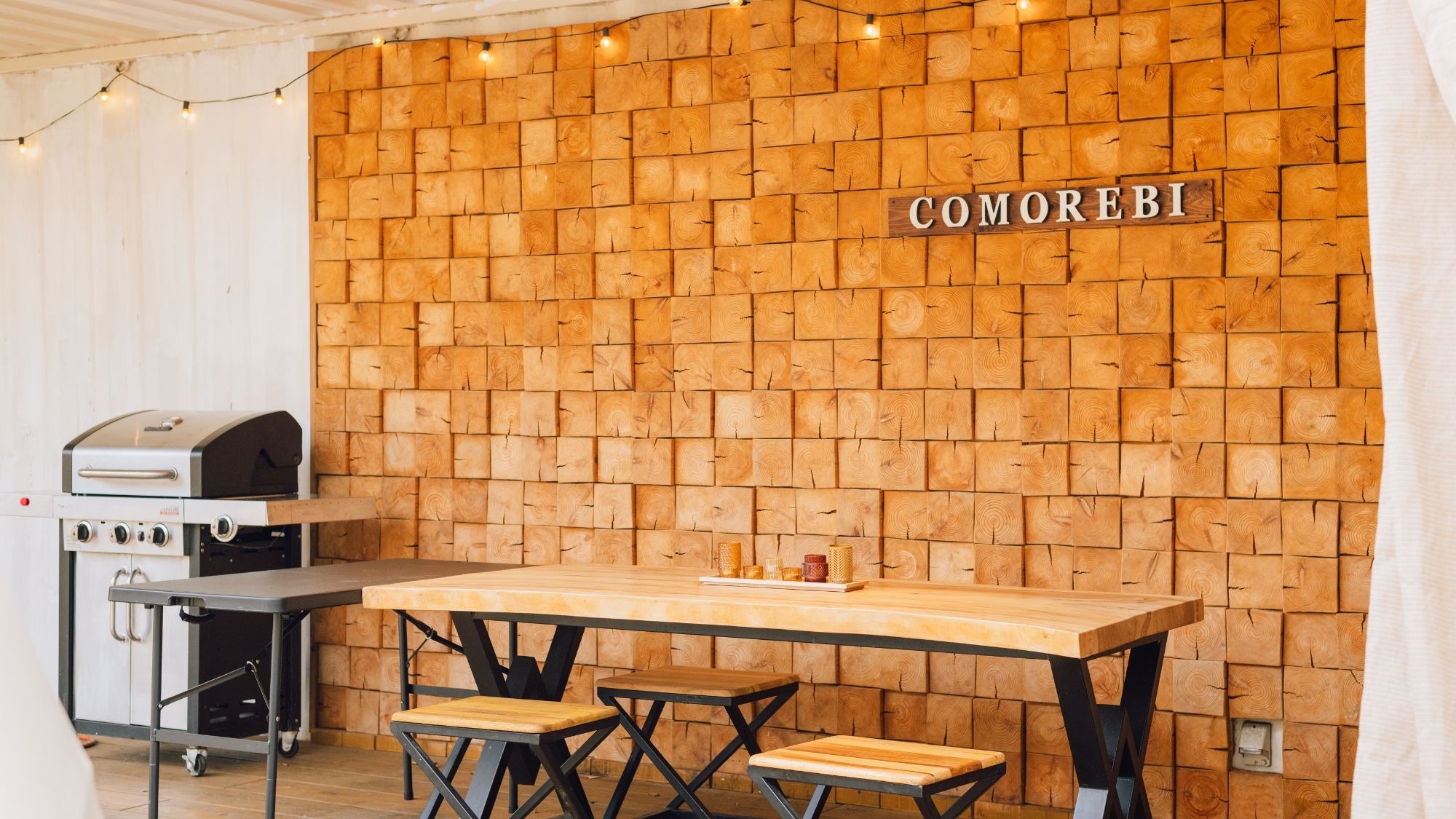 専用デッキにはBBQグリルと広々としたテーブルを設置。大自然の中で、思い出に残る食事体験を。 