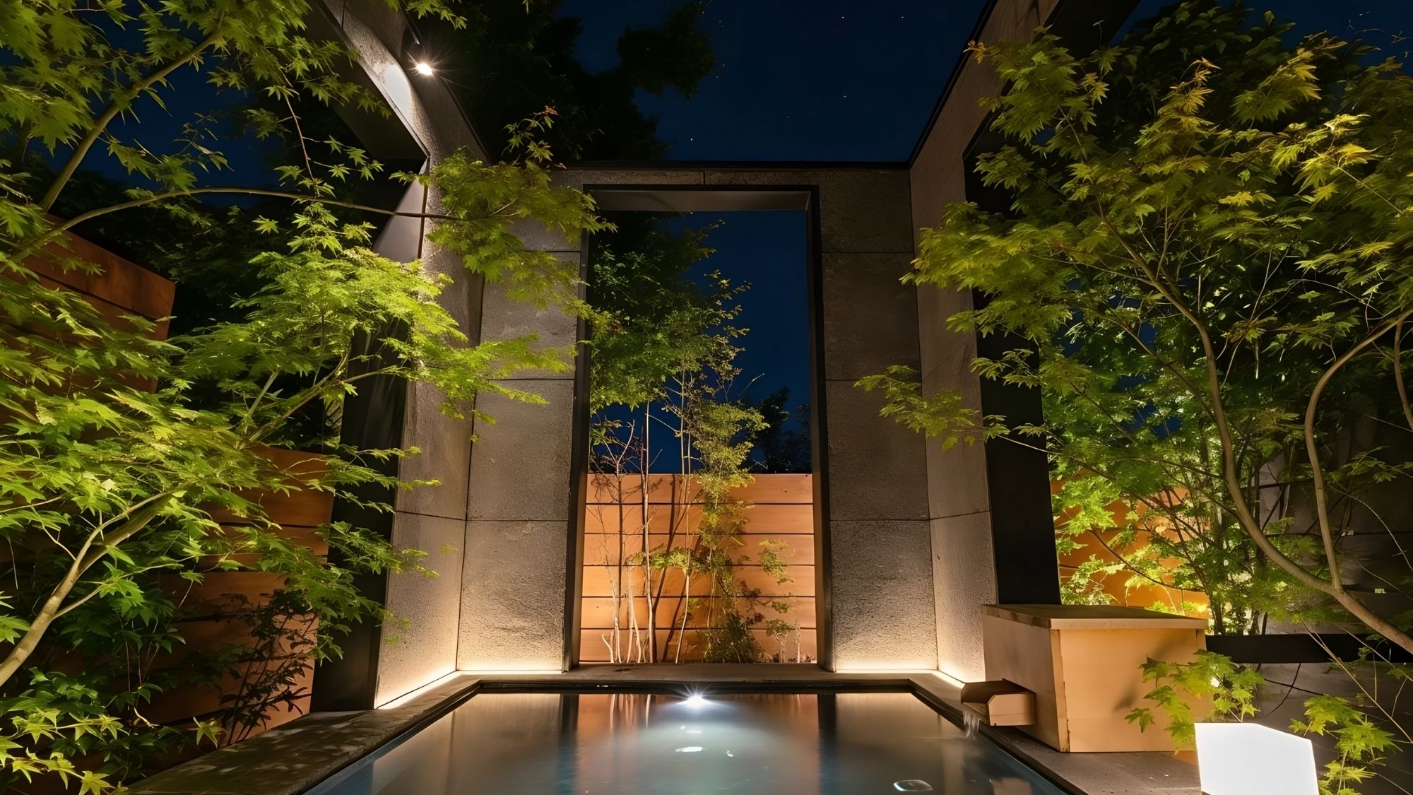 夜空と一体になる開放感。湯布院の景色を独り占めできる、極上の露天風呂です。