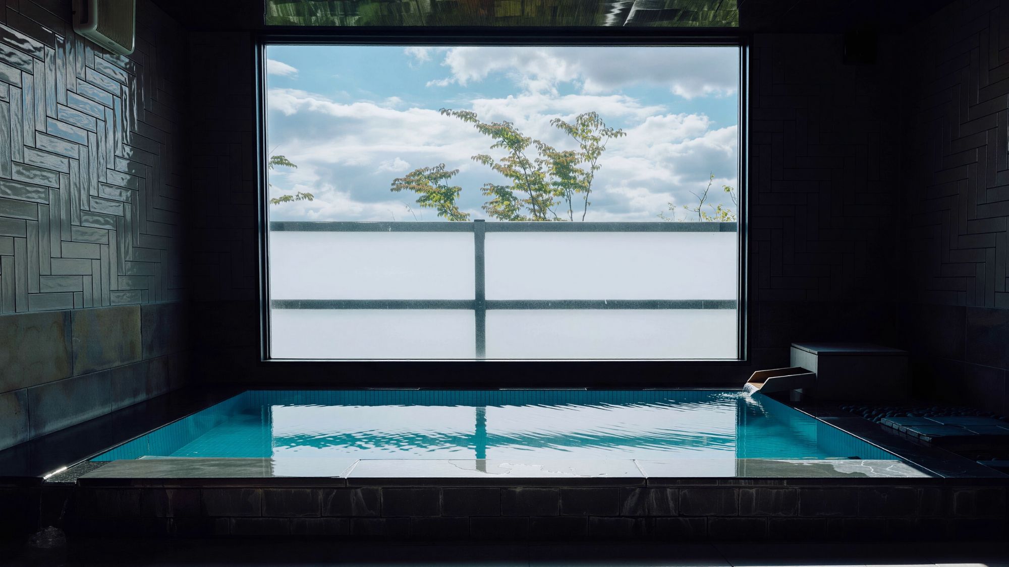 保湿成分たっぷりの「美白の湯」。とろりとした名湯に包まれ、湯上がりはしっとり卵肌。