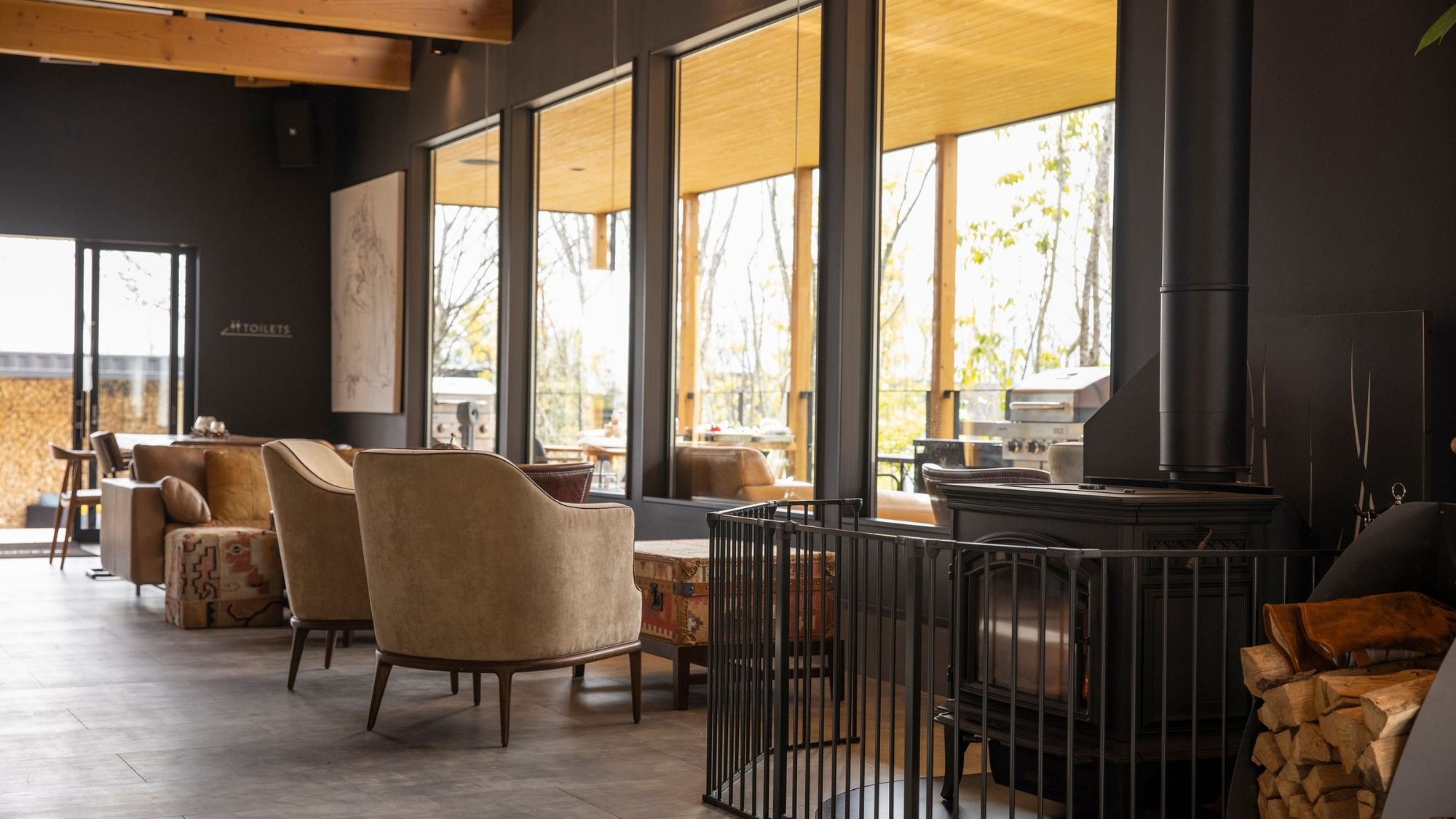 母屋の中にあるラウンジ。 ご宿泊者様誰でもおくつろぎ頂ける共用スペース。