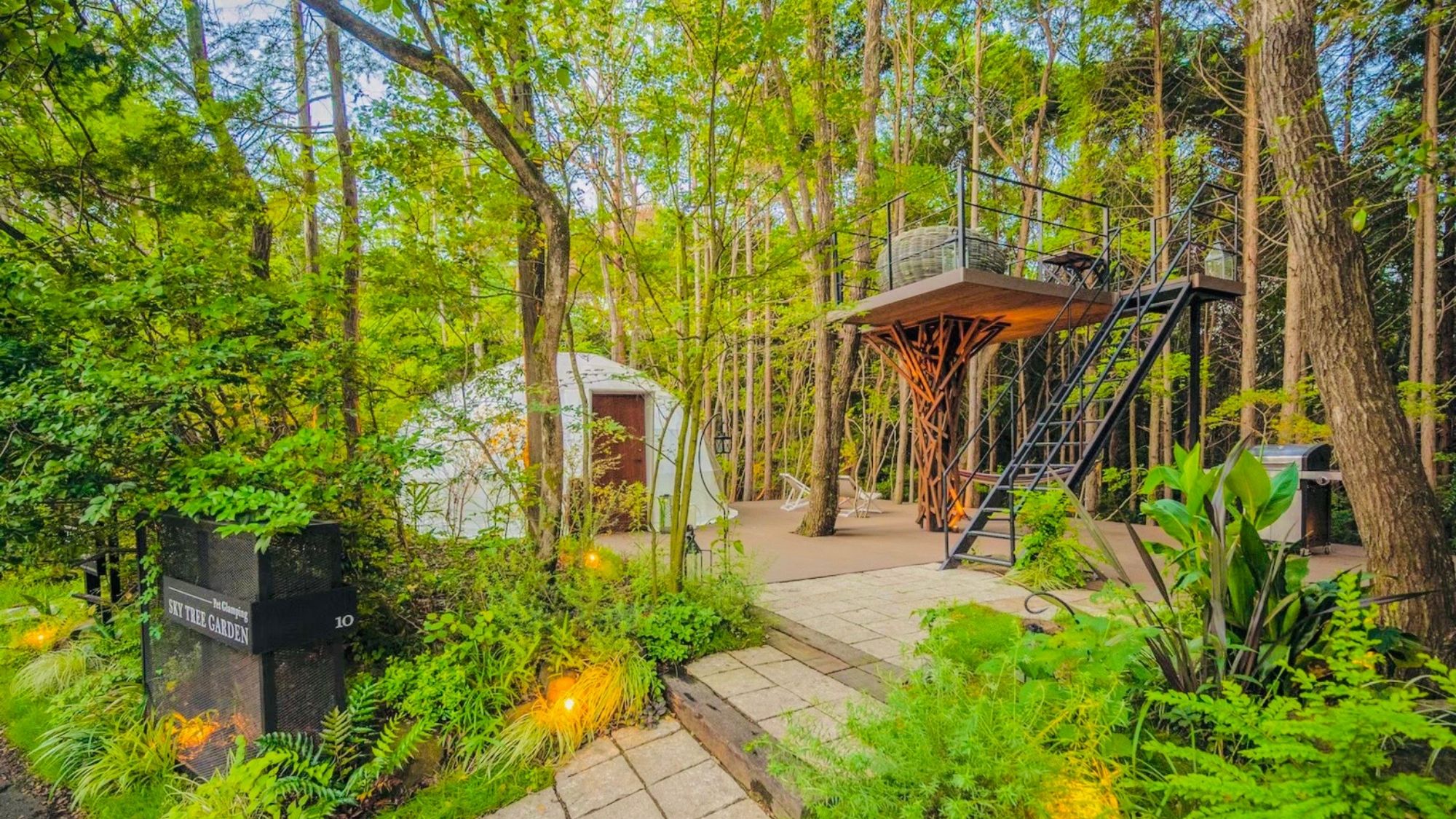 まるで森の秘密基地。専用の天空テラスとブランコで、愛犬も大はしゃぎの休日。