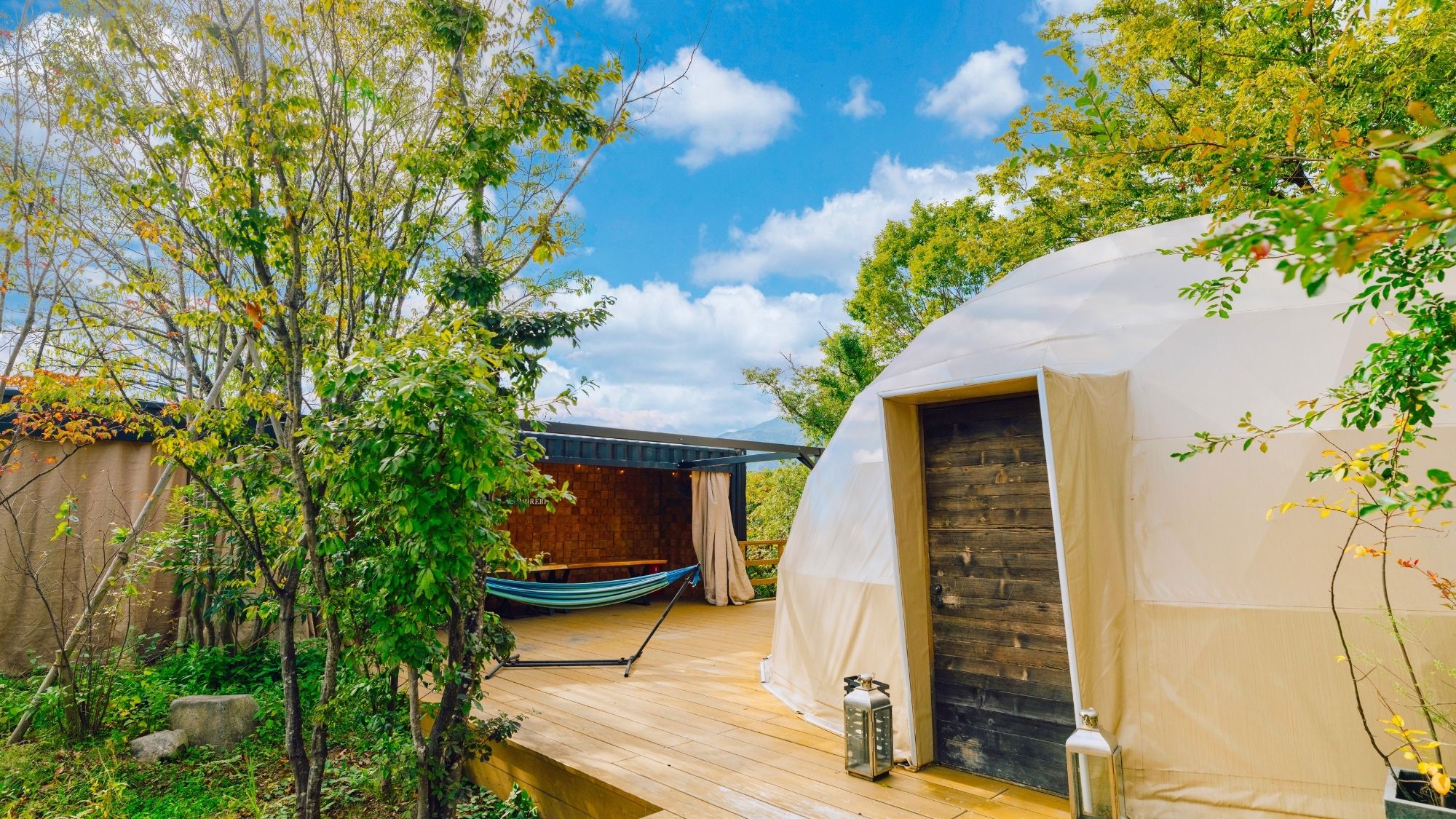 専用デッキのハンモックで癒やしを。お食事スペースも完備で、家族団らんを満喫。