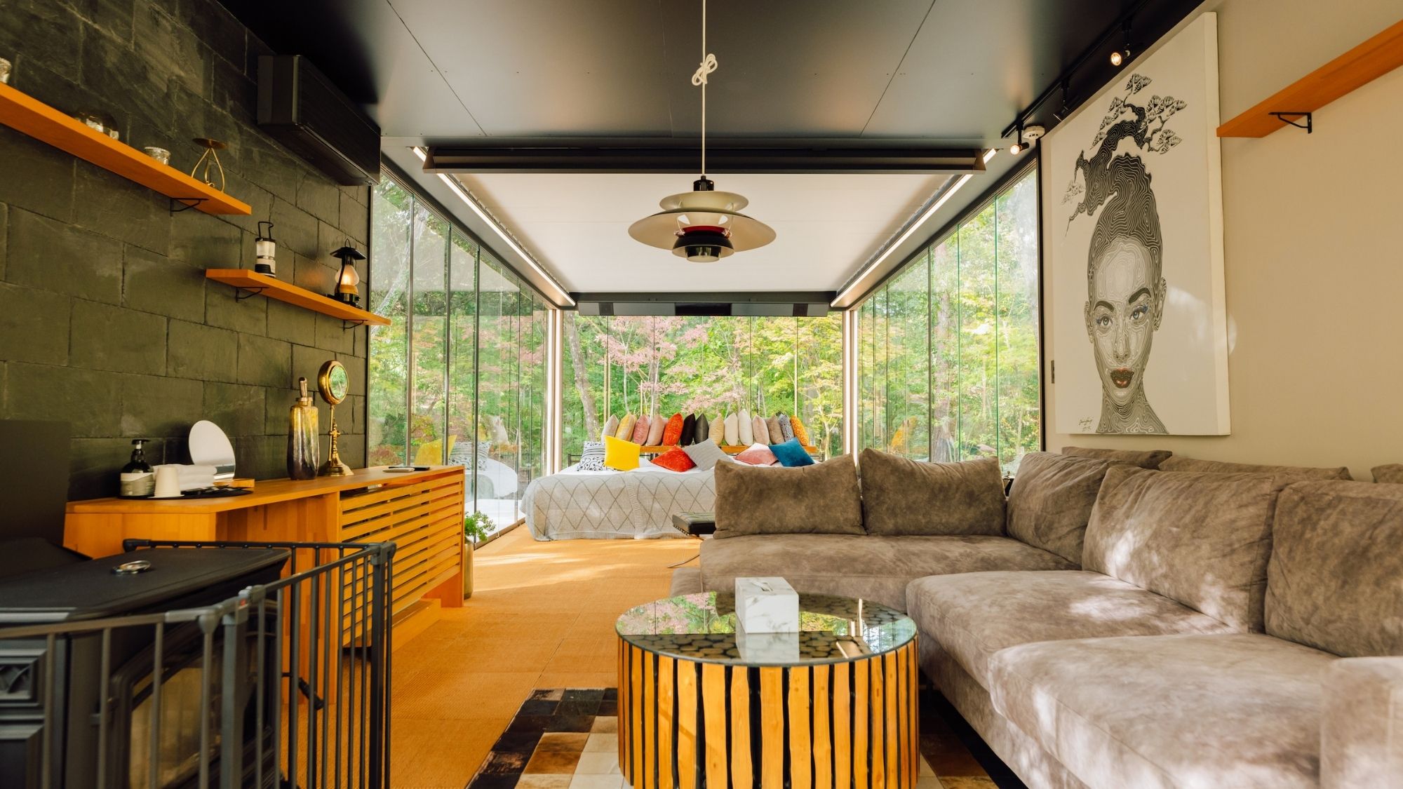 アートと自然が融合する「光の箱」。カラフルなクッションに囲まれて過ごすお洒落な夜。